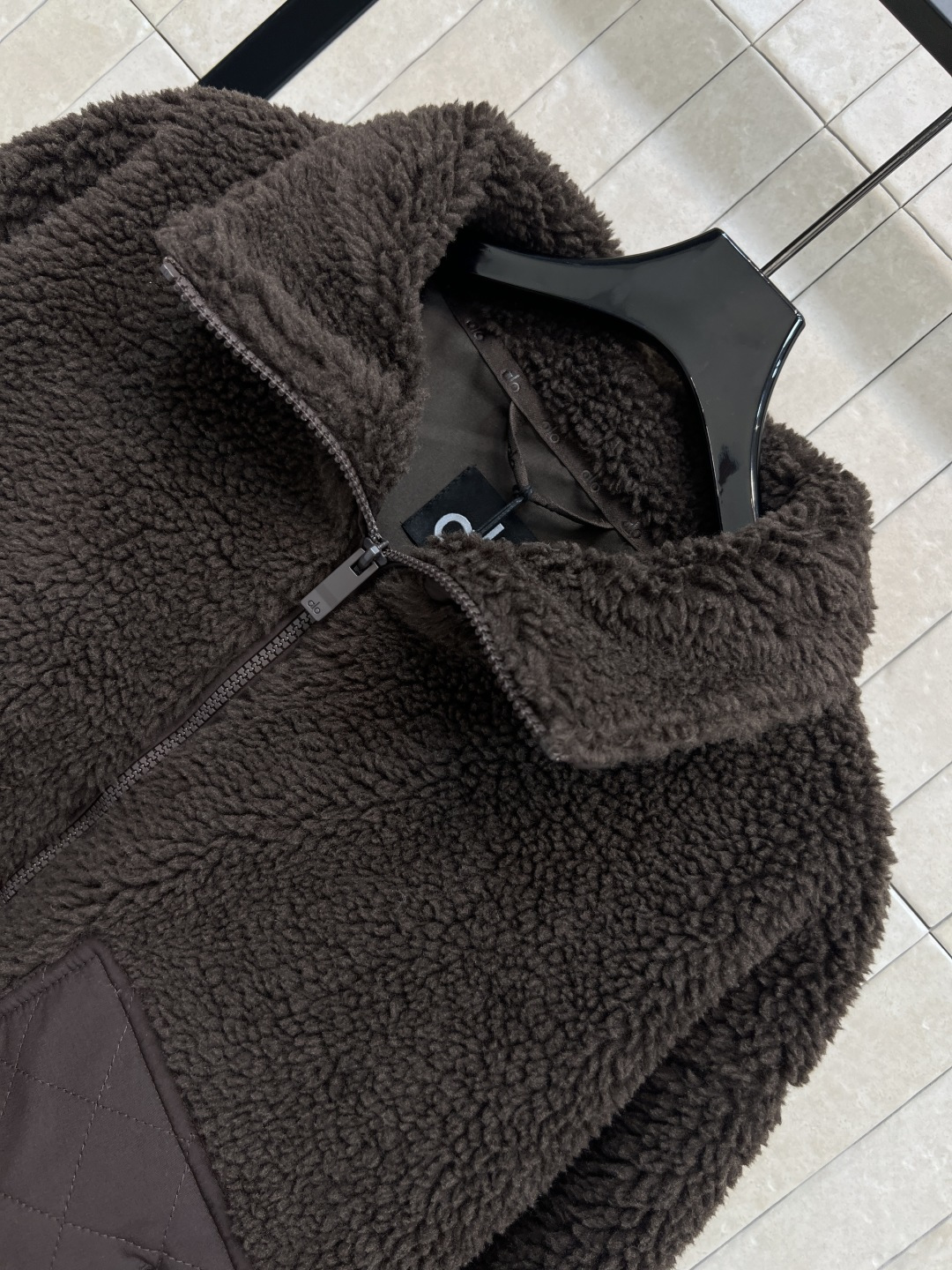 AIo 25秋冬新款 立领羊羔毛外套 以对现代设计的无限热忱 完美诠释精致摩登的设计理念 品牌将创新的材