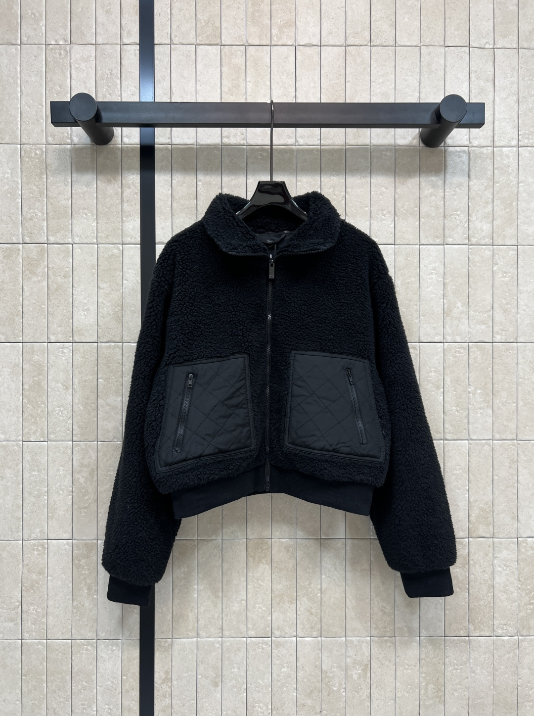 NO:548084,AIo 25 autumn and winter new style stand-up collar lamb fur coat with unlimited enthusiasm for modern design perfectly interprets the exquisite and modern design concept. The brand combines innovative materials with exquisite concepts to create exquisite and elegant items. Soft and comfortable lamb fur grain coat. Daily matching is limitless. Warm and practical wear is super high-end. 3-color three-code SML,,jackets & coats,alexander wang19860909AIo 25秋冬新款 立领羊羔毛外套 以对现代设计的无限热忱 完美诠释精致摩登的设计理念 品牌将创新的材质与精致的理念相结合 打造出精致优雅的单品 柔软舒适的羊羔毛颗粒感外套 日常搭配无极限 保暖实穿超高级 3色三码 SML,,jackets & coats,alexander wang,Women's clothing