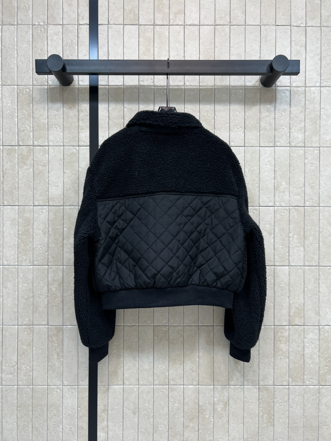 AIo 25秋冬新款 立领羊羔毛外套 以对现代设计的无限热忱 完美诠释精致摩登的设计理念 品牌将创新的材