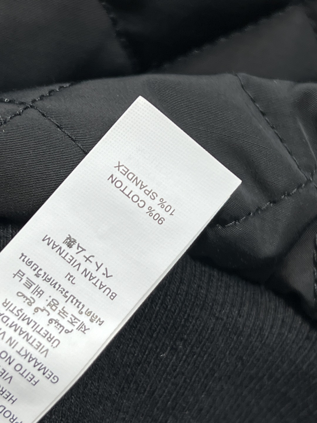 AIo 25秋冬新款 立领羊羔毛外套 以对现代设计的无限热忱 完美诠释精致摩登的设计理念 品牌将创新的材