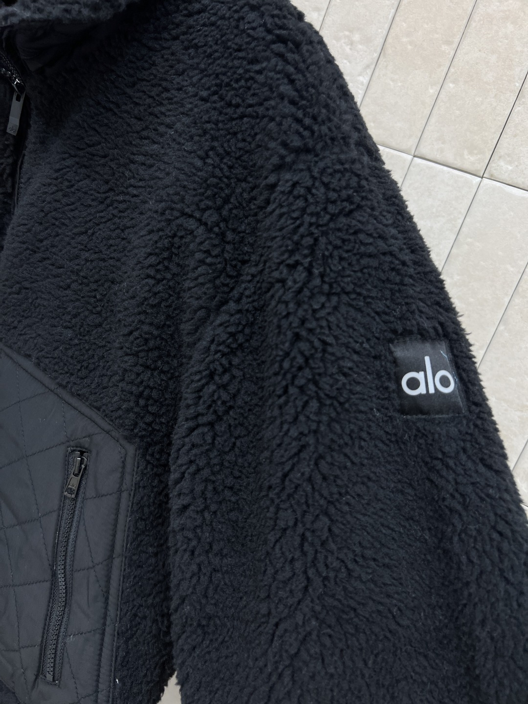 AIo 25秋冬新款 立领羊羔毛外套 以对现代设计的无限热忱 完美诠释精致摩登的设计理念 品牌将创新的材