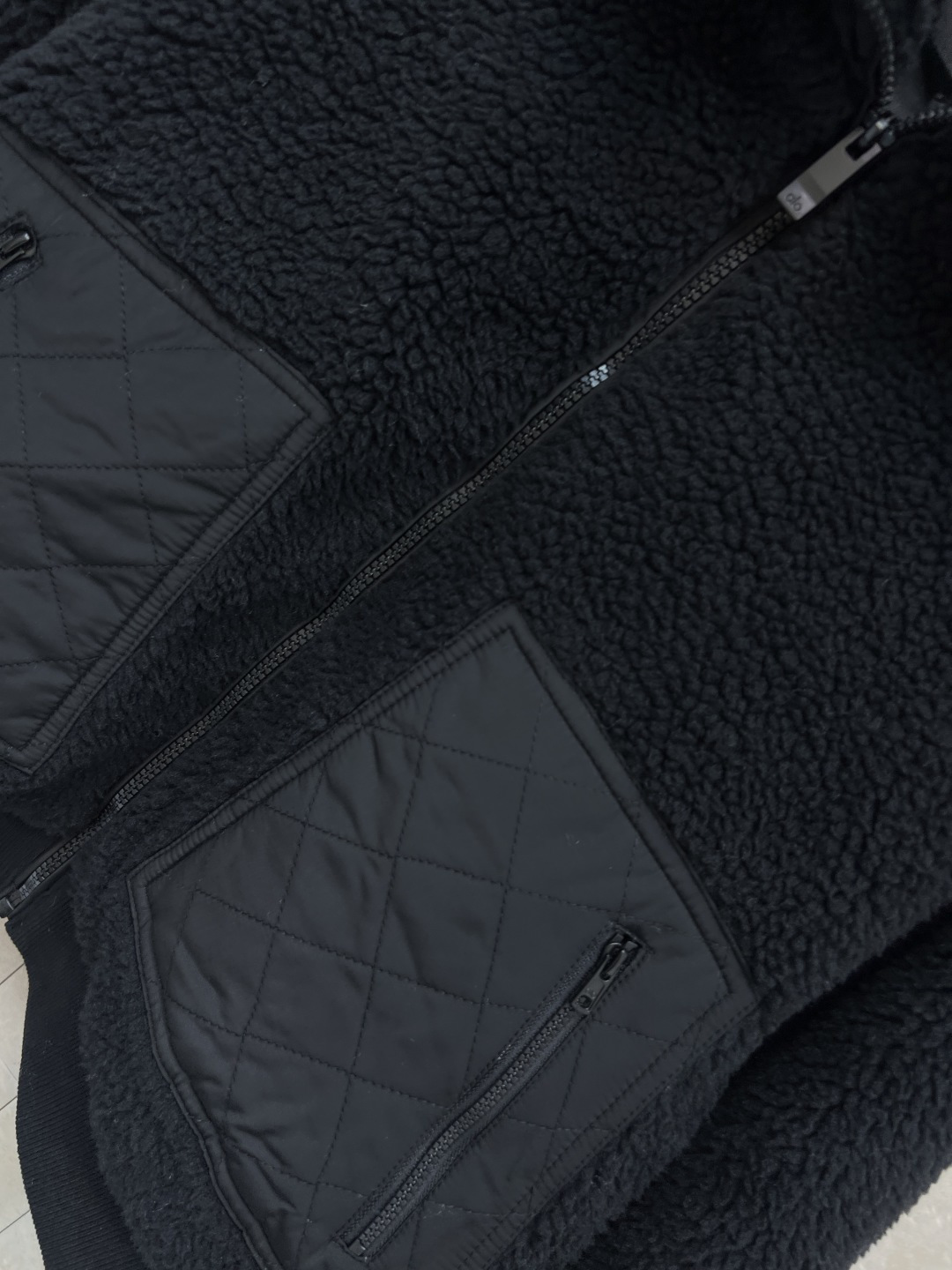 AIo 25秋冬新款 立领羊羔毛外套 以对现代设计的无限热忱 完美诠释精致摩登的设计理念 品牌将创新的材