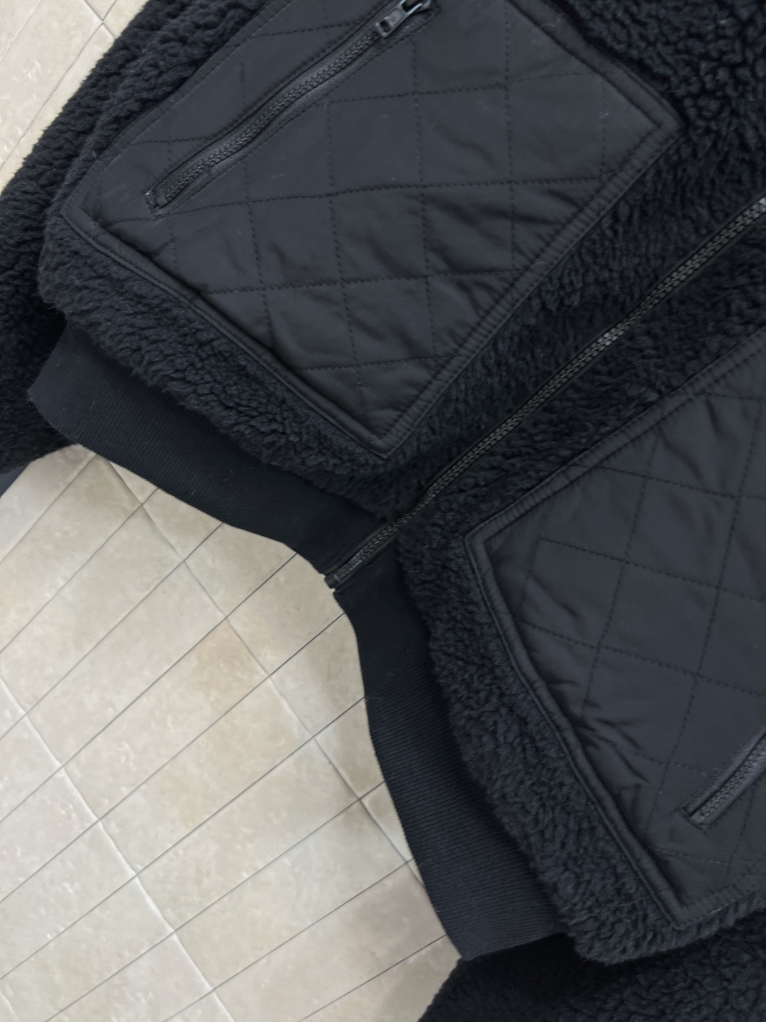 AIo 25秋冬新款 立领羊羔毛外套 以对现代设计的无限热忱 完美诠释精致摩登的设计理念 品牌将创新的材