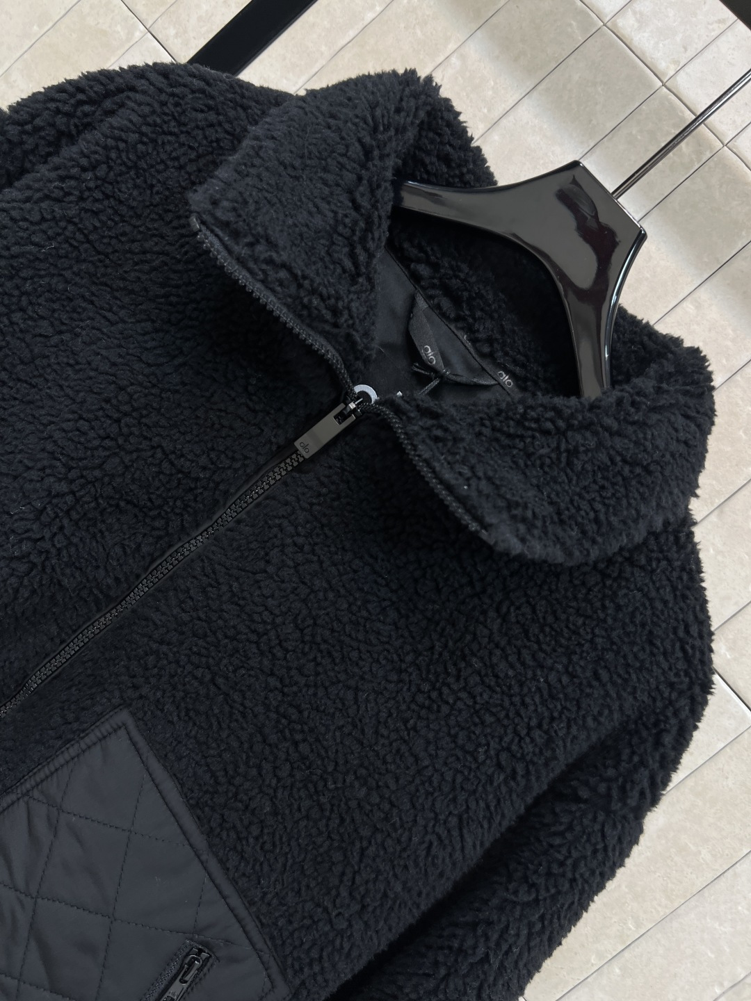 AIo 25秋冬新款 立领羊羔毛外套 以对现代设计的无限热忱 完美诠释精致摩登的设计理念 品牌将创新的材