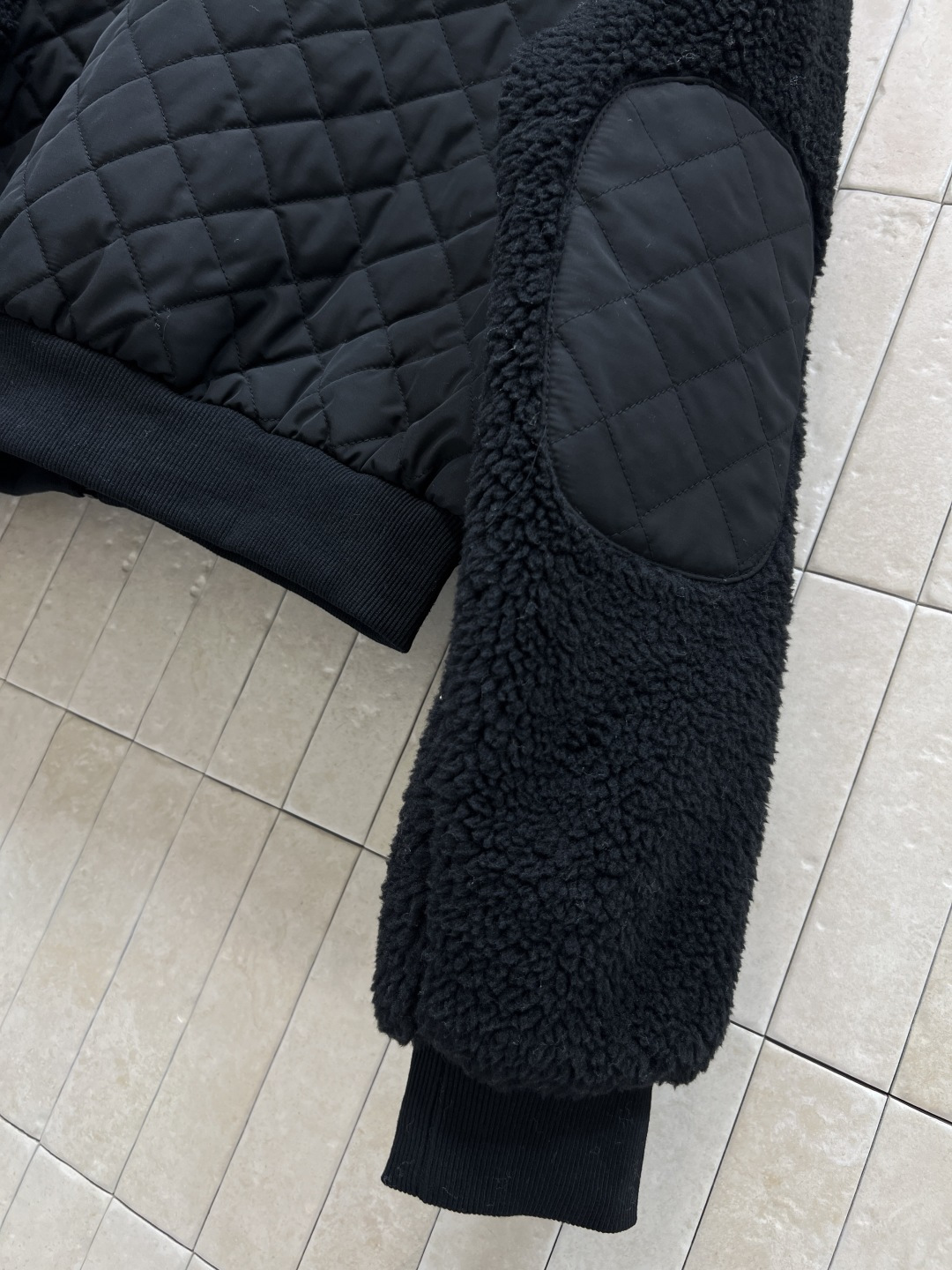 AIo 25秋冬新款 立领羊羔毛外套 以对现代设计的无限热忱 完美诠释精致摩登的设计理念 品牌将创新的材