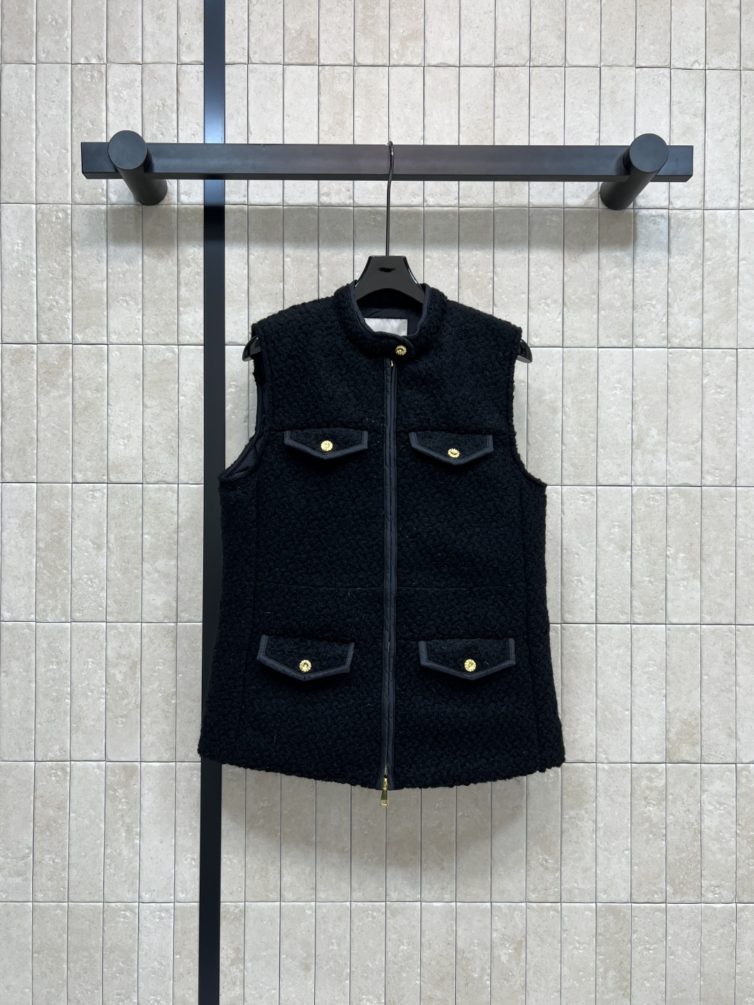 NO:548746,AIO 25 new autumn and winter lamb hair vest. The fabric is soft, light and comfortable. It feels super comfortable. The upper body is not bloated at all. The details are full of softness. The upper body is super cute. The vest is a great styling tool for stacking. It is versatile and not picky. The short style can be easily managed by small people. It makes you look slimmer and taller. Both colors are great. Three sizes in one color, Size/S-M-L,, alexander wang19860909AIO 25秋冬新款 羊羔毛马甲 面料柔软 轻薄又舒适摸起来超级舒服 上身一点也不显臃肿 细节感满满软乎乎上身超级可爱 马甲叠搭造型神器 百搭不挑人 小短款小个子也能轻松驾驭 显瘦显高绝绝子两个颜色都很赞 一色三码Size/S-M-L,,alexander wang,Women's clothing