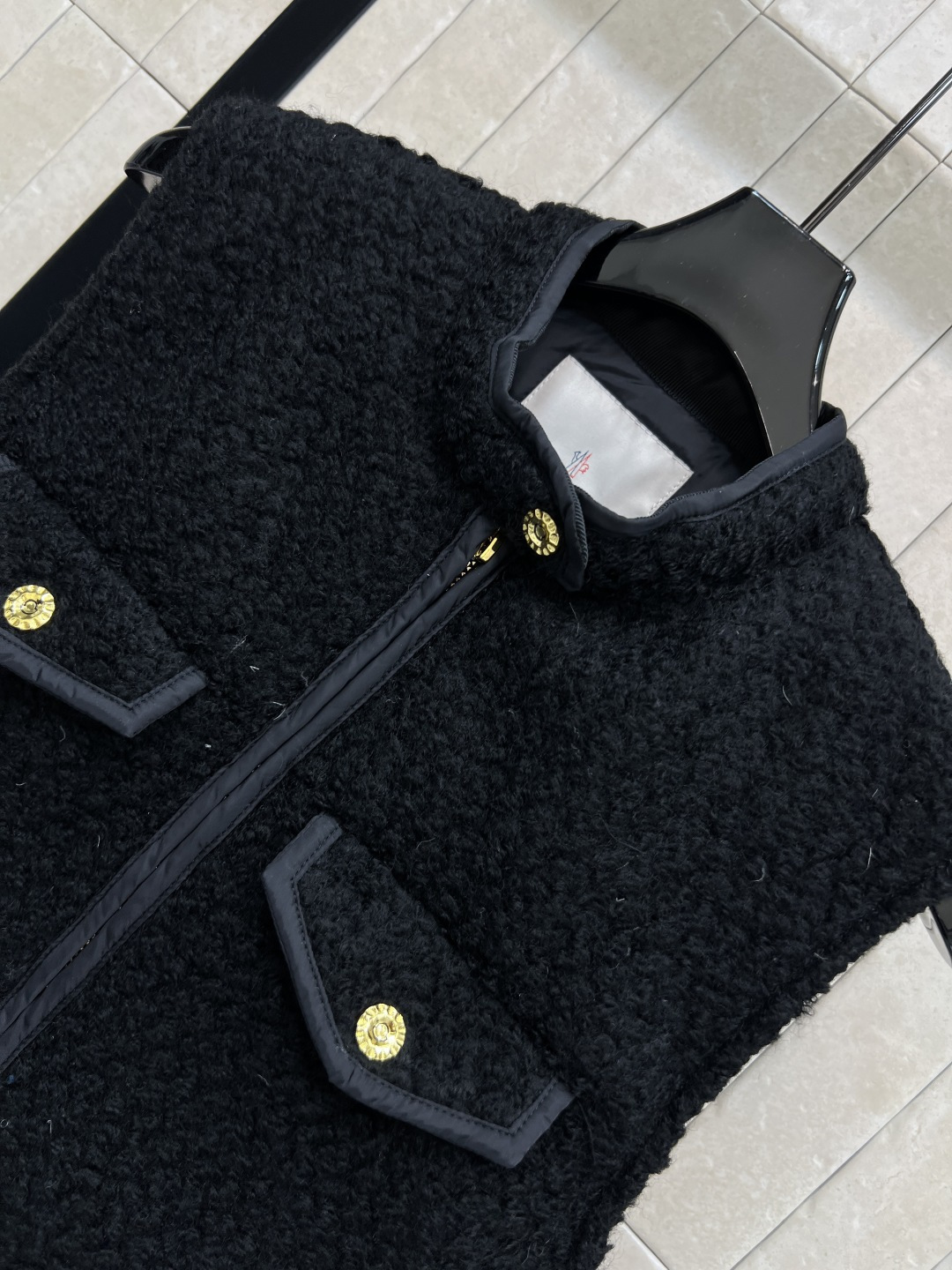 AIO 25秋冬新款 羊羔毛马甲 面料柔软 轻薄又舒适摸起来超级舒服 上身一点也不显臃肿 细节感满满软乎