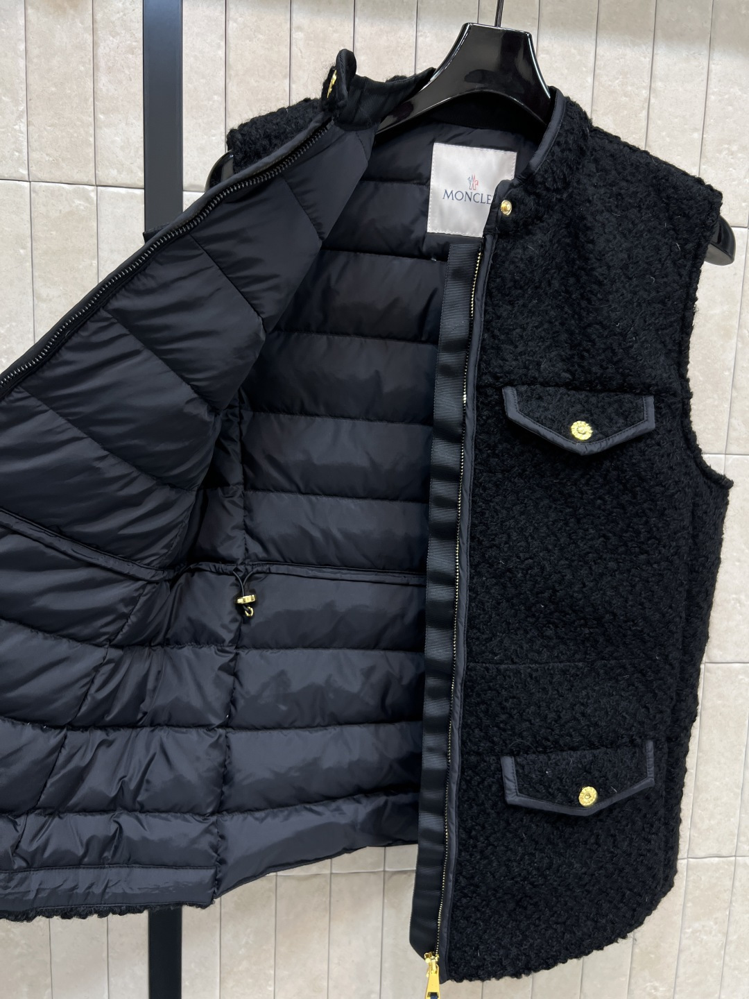 AIO 25秋冬新款 羊羔毛马甲 面料柔软 轻薄又舒适摸起来超级舒服 上身一点也不显臃肿 细节感满满软乎