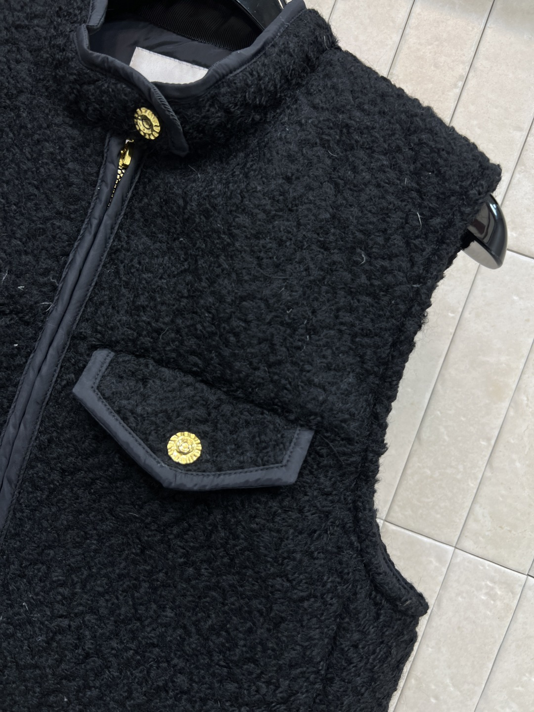 AIO 25秋冬新款 羊羔毛马甲 面料柔软 轻薄又舒适摸起来超级舒服 上身一点也不显臃肿 细节感满满软乎