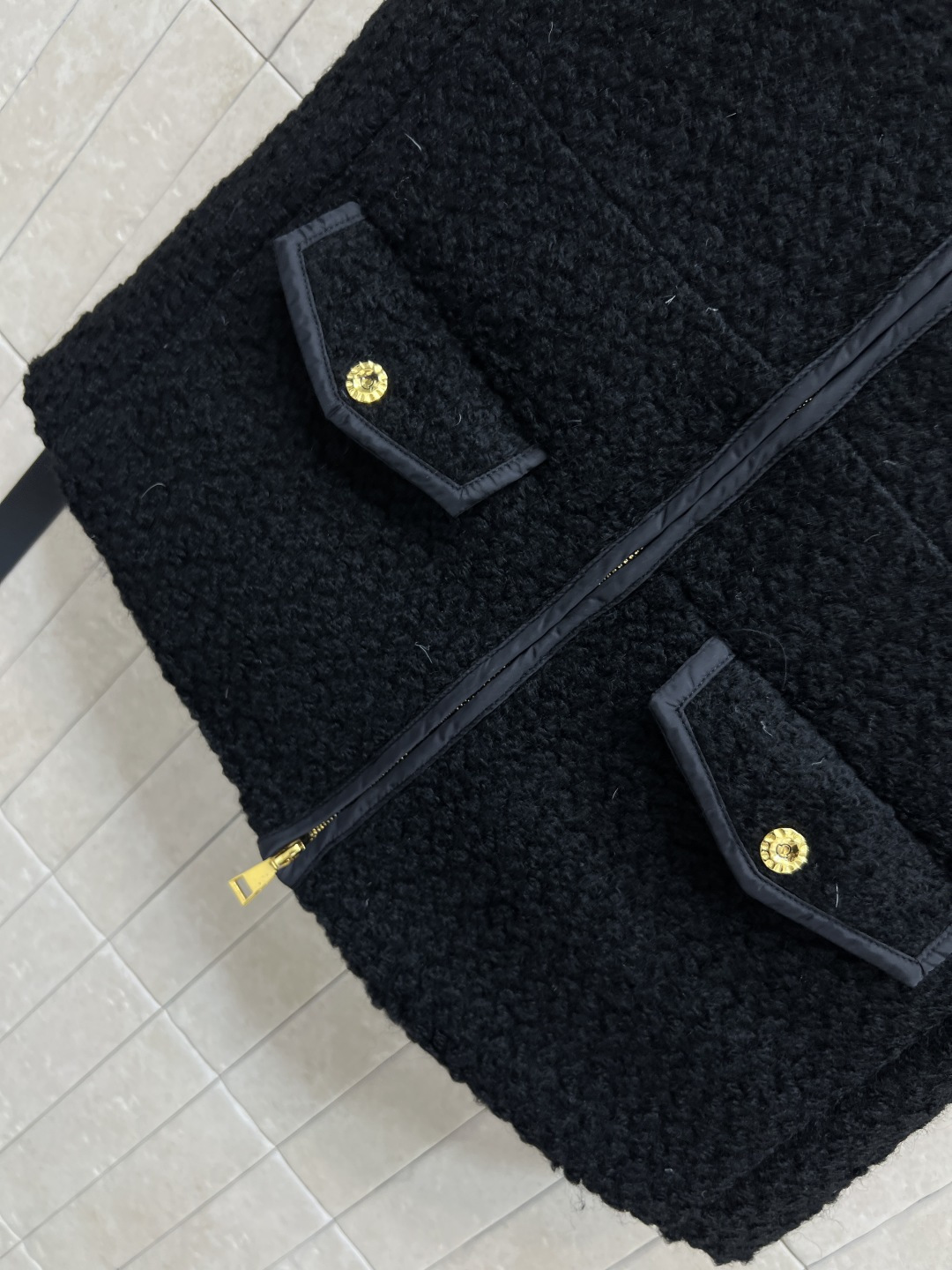 AIO 25秋冬新款 羊羔毛马甲 面料柔软 轻薄又舒适摸起来超级舒服 上身一点也不显臃肿 细节感满满软乎