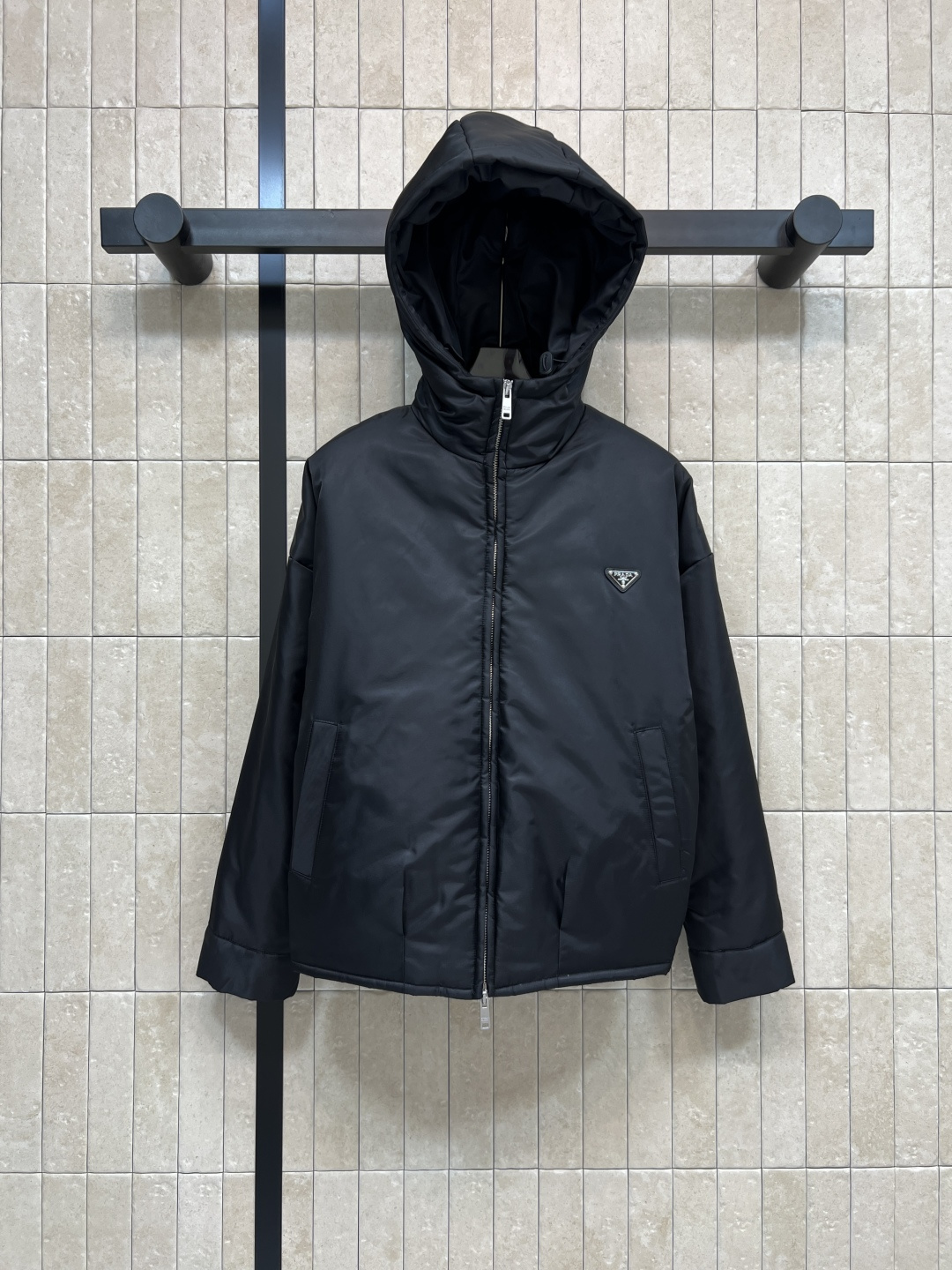 NO:548751,PD Home 25 autumn and winter new style, triangle hooded cotton jacket, minimalist cotton jacket that does not pick on body shape, warm and not bloated, full of oxygen in the upper body, warm and up, clothes with high-end texture, simple and generous, look good no matter how you match it, the upper body is sweet and salty, girlish, loose style will not pick people, workmanship quality is very good, three colors and three codes Size/S-M-L,,dior,hats,alexander wang19860909PD家 25秋冬新款 三角标连帽棉服 不挑身材的极简棉服 保暖又不臃肿 上身氧气感满满 保暖性up 衣服自带高级质感 简单大方怎么搭都好看 上身就是可甜可盐少女感 宽松的版型不会挑人 做工品质都很赞 三色三码Size/S-M-L,,dior,hats,alexander wang,Women's clothing