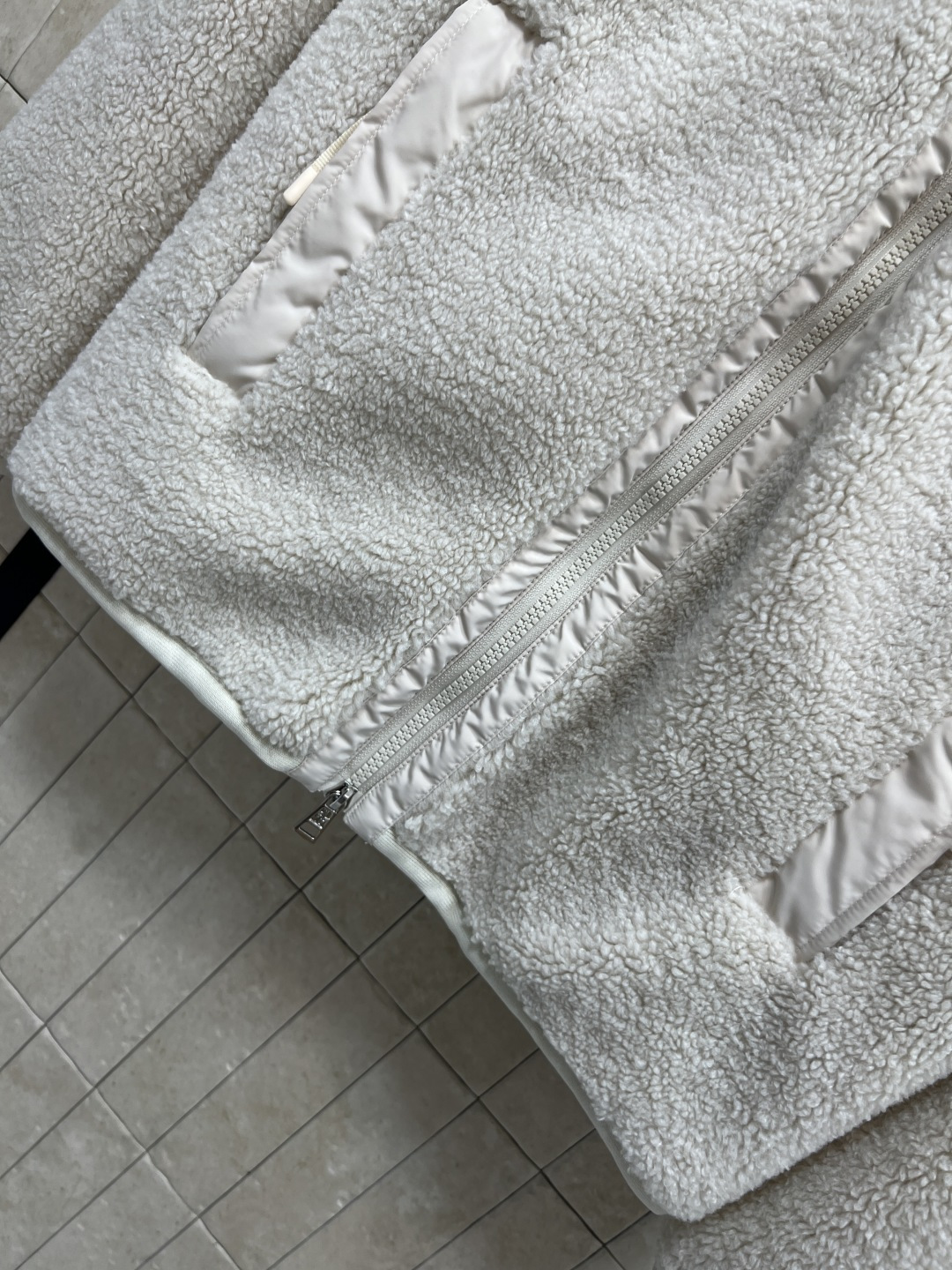 M家 25秋冬新款 羊羔毛立领外套 面料柔软 轻薄又舒适摸起来超级舒服 软乎乎上身超级可爱 宽松版型百搭