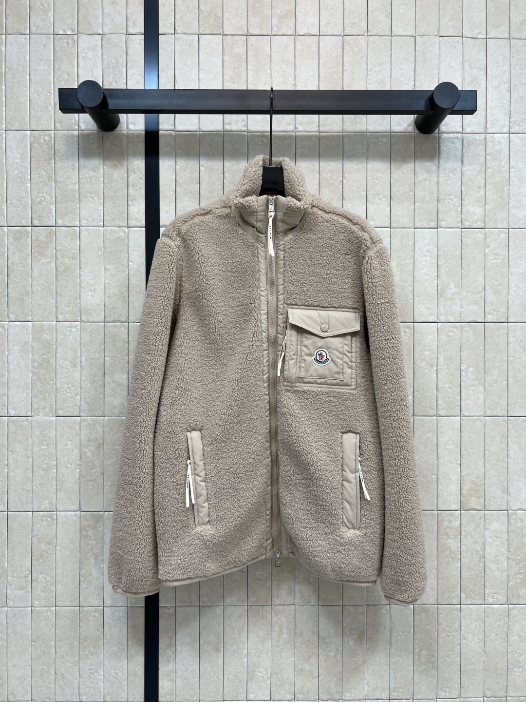 NO:548764,M's 25 new autumn and winter style lambswool stand-up collar jacket. The fabric is soft, light and comfortable. It is super comfortable to touch. The soft upper body is super cute. The loose version is versatile and not picky. The lined upper body is comfortable and not prickly. The upper body has a gentle and gentle girlish temperament. Three colors and three codes Size/S-M-L,,jackets & coats,alexander wang19860909M家 25秋冬新款 羊羔毛立领外套 面料柔软 轻薄又舒适摸起来超级舒服 软乎乎上身超级可爱 宽松版型百搭不挑人 带有内衬上身舒适不扎人上身就是温温柔柔的少女气质 三色三码Size/S-M-L,,jackets & coats,alexander wang,Women's clothing