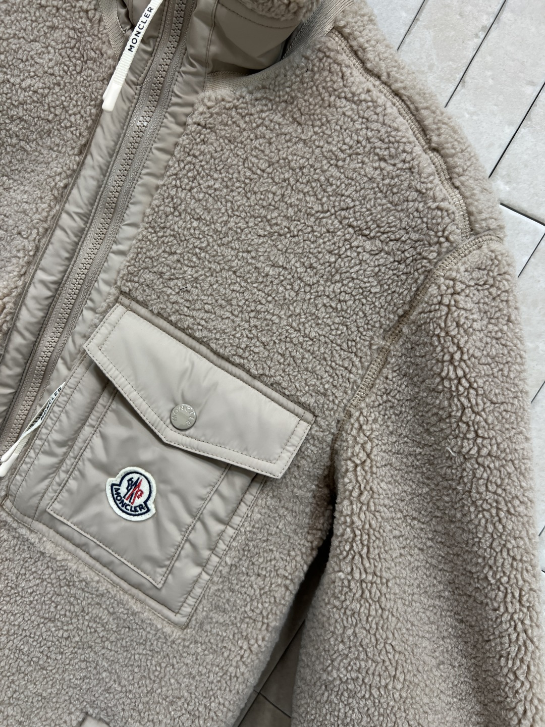 M家 25秋冬新款 羊羔毛立领外套 面料柔软 轻薄又舒适摸起来超级舒服 软乎乎上身超级可爱 宽松版型百搭