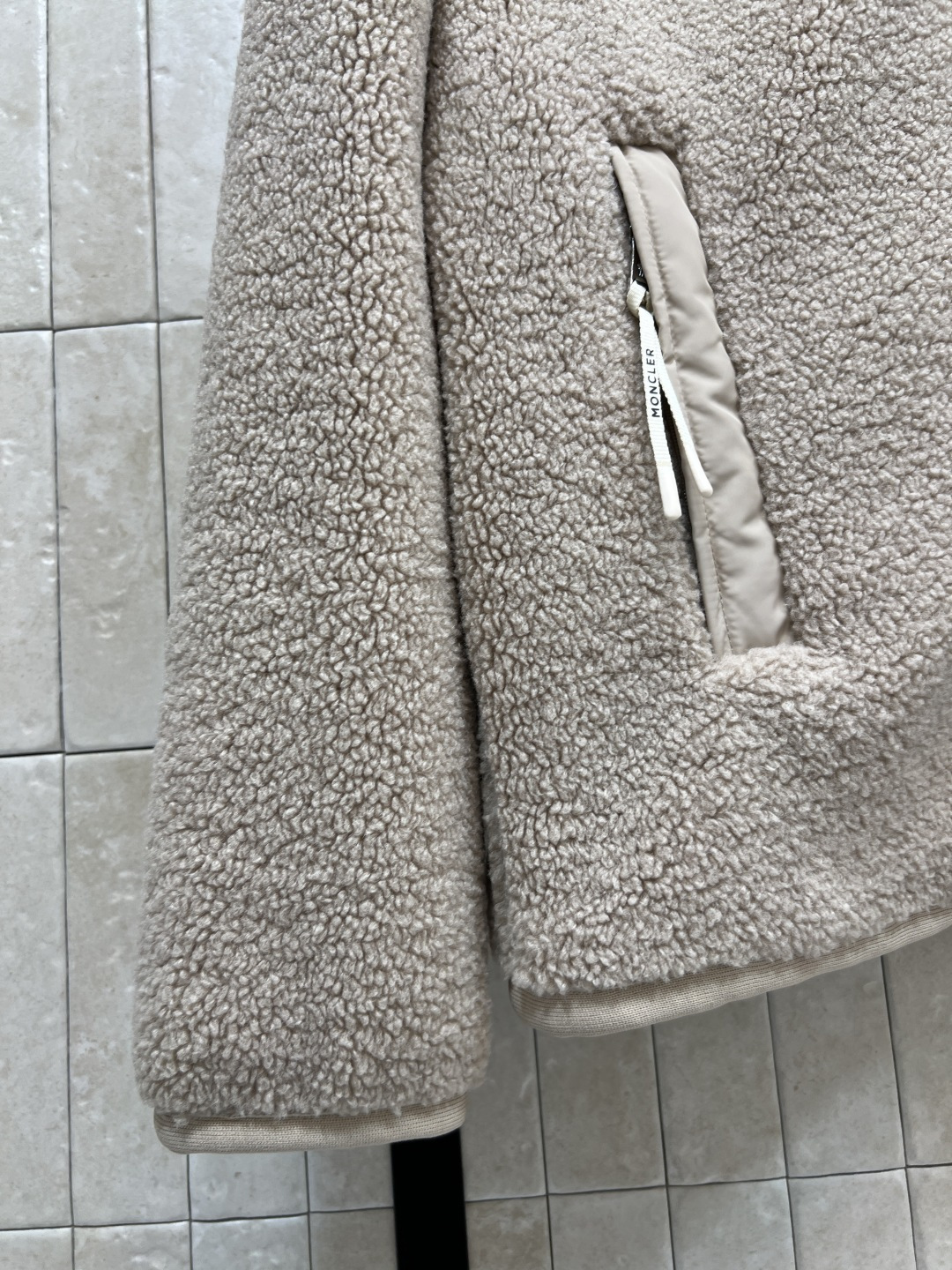 M家 25秋冬新款 羊羔毛立领外套 面料柔软 轻薄又舒适摸起来超级舒服 软乎乎上身超级可爱 宽松版型百搭