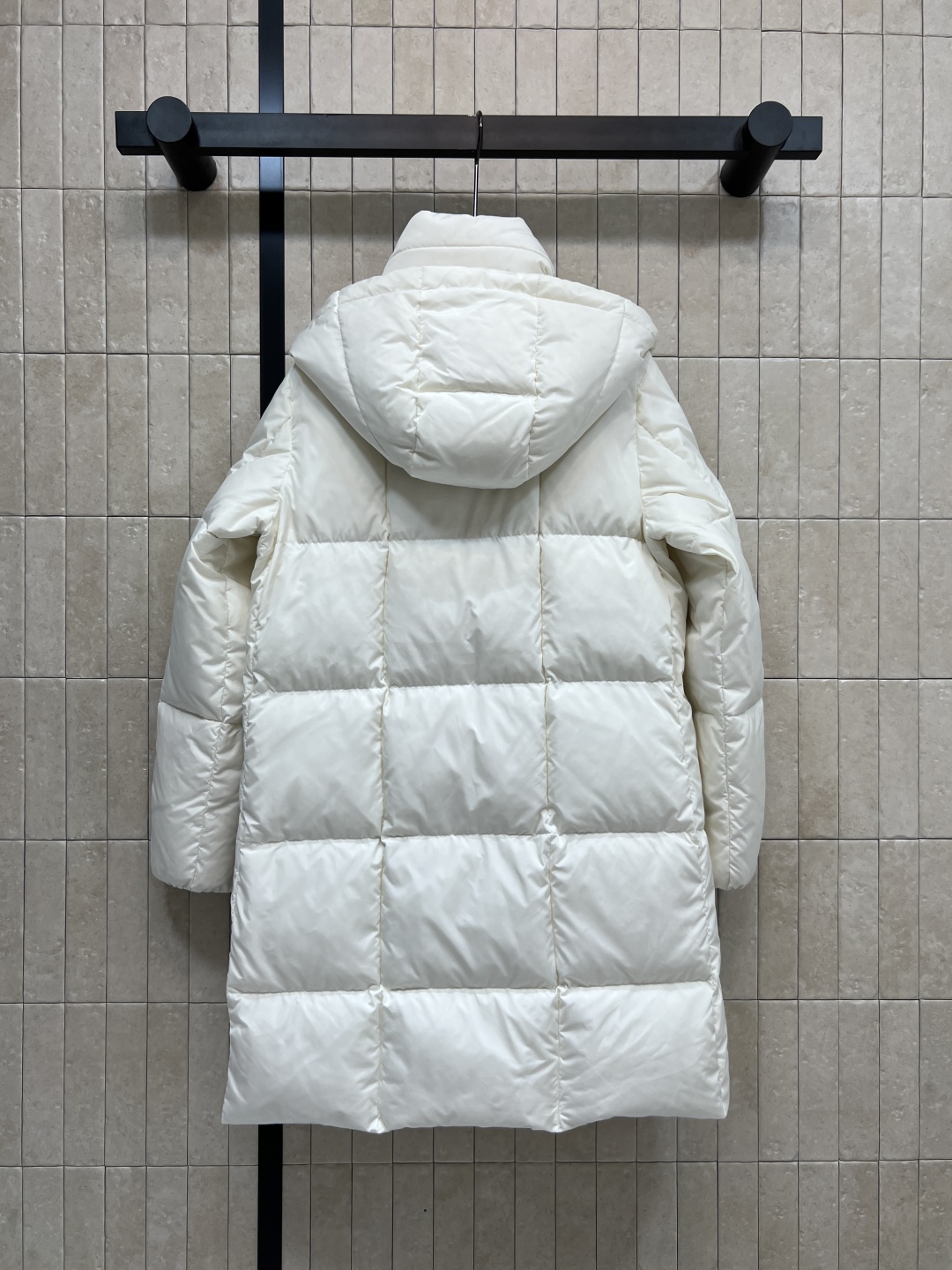 M家 25秋冬新款 连帽中长款羽绒服 经典袖身标志连帽羽绒服 可拆卸的帽子 小立领宽松版型 上身显瘦又百