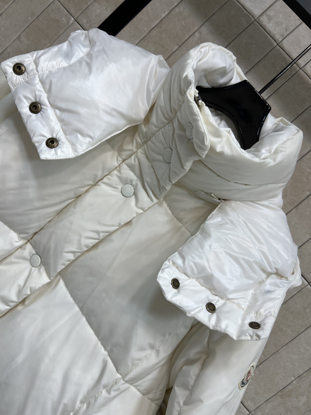 M家 25秋冬新款 连帽中长款羽绒服 经典袖身标志连帽羽绒服 可拆卸的帽子 小立领宽松版型 上身显瘦又百