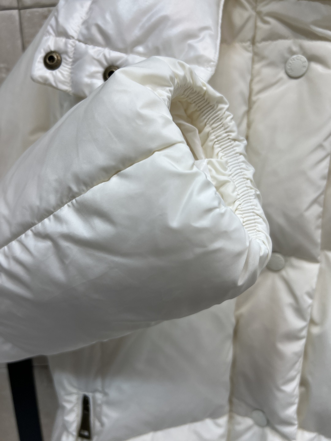 M家 25秋冬新款 连帽中长款羽绒服 经典袖身标志连帽羽绒服 可拆卸的帽子 小立领宽松版型 上身显瘦又百