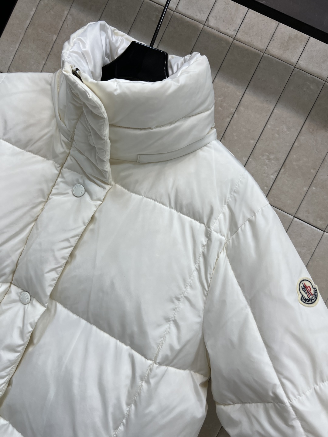 M家 25秋冬新款 连帽中长款羽绒服 经典袖身标志连帽羽绒服 可拆卸的帽子 小立领宽松版型 上身显瘦又百