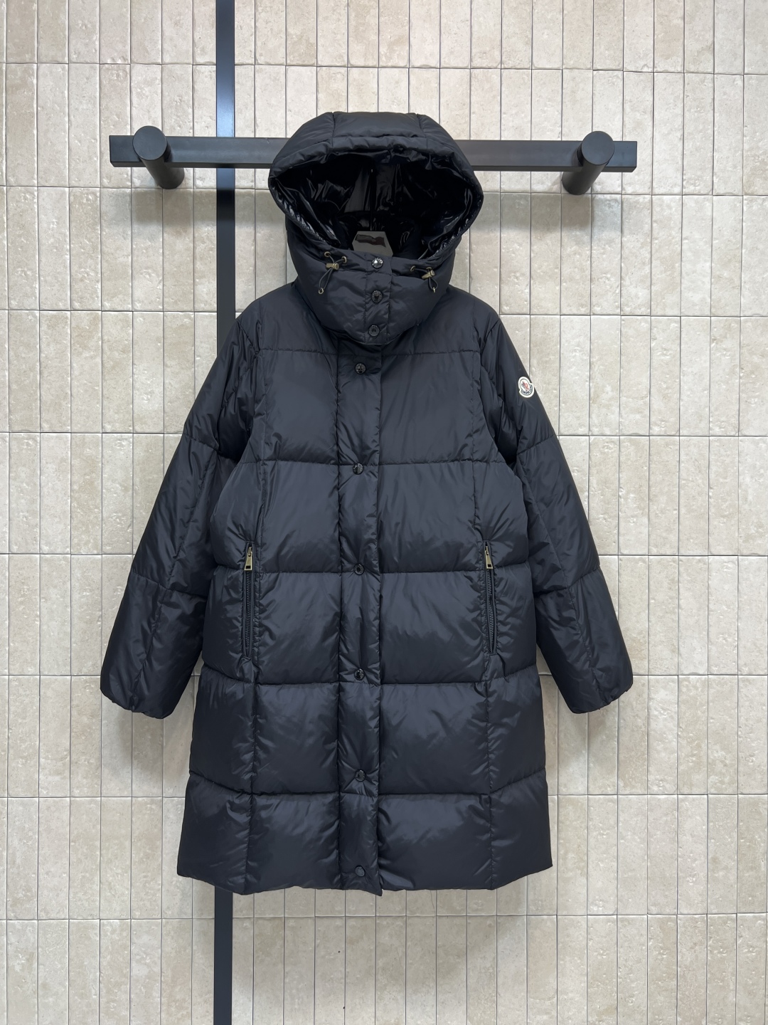 M家 25秋冬新款 连帽中长款羽绒服 经典袖身标志连帽羽绒服 可拆卸的帽子 小立领宽松版型 上身显瘦又百