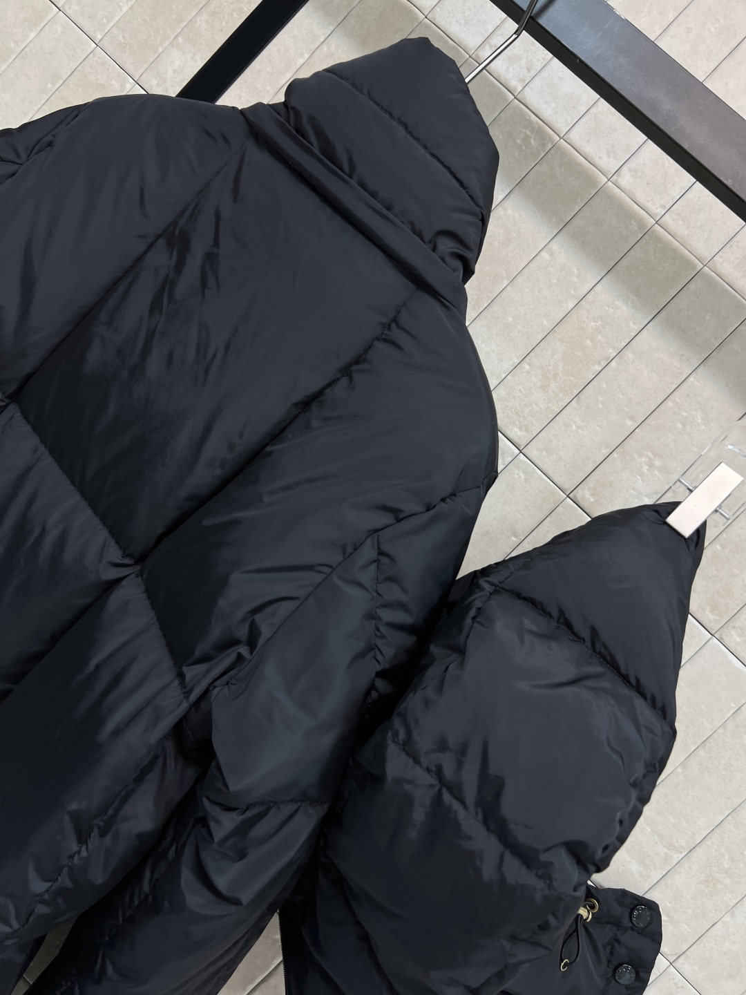M家 25秋冬新款 连帽中长款羽绒服 经典袖身标志连帽羽绒服 可拆卸的帽子 小立领宽松版型 上身显瘦又百