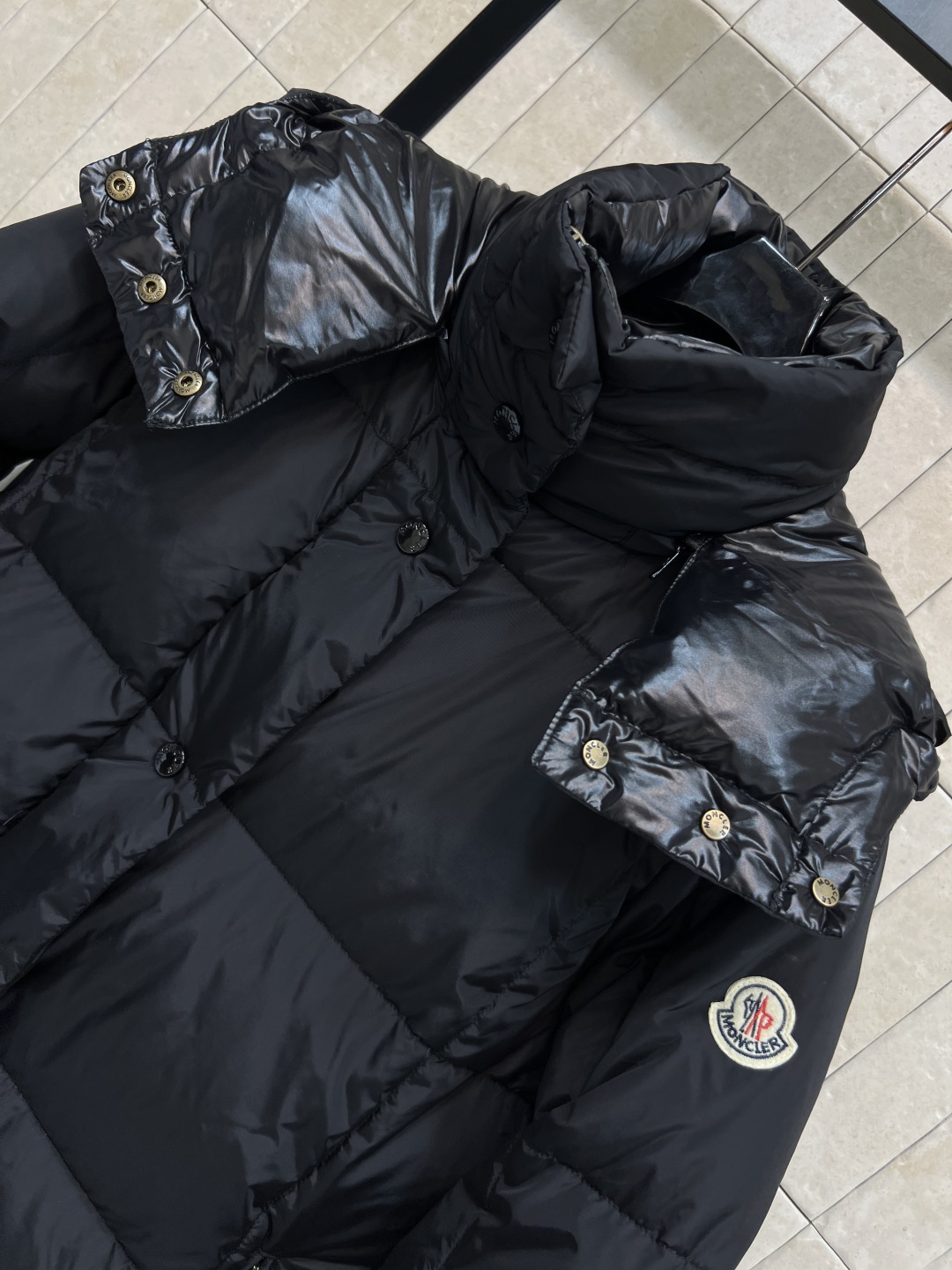 M家 25秋冬新款 连帽中长款羽绒服 经典袖身标志连帽羽绒服 可拆卸的帽子 小立领宽松版型 上身显瘦又百