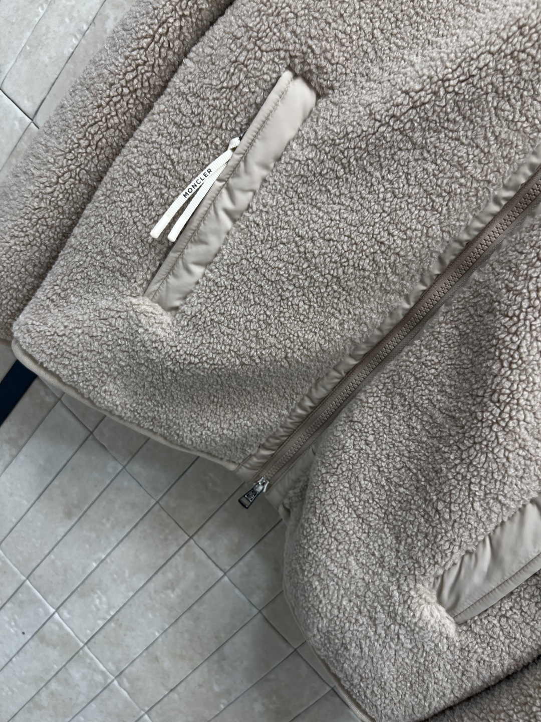 M家 25秋冬新款 羊羔毛立领外套 面料柔软 轻薄又舒适摸起来超级舒服 软乎乎上身超级可爱 宽松版型百搭