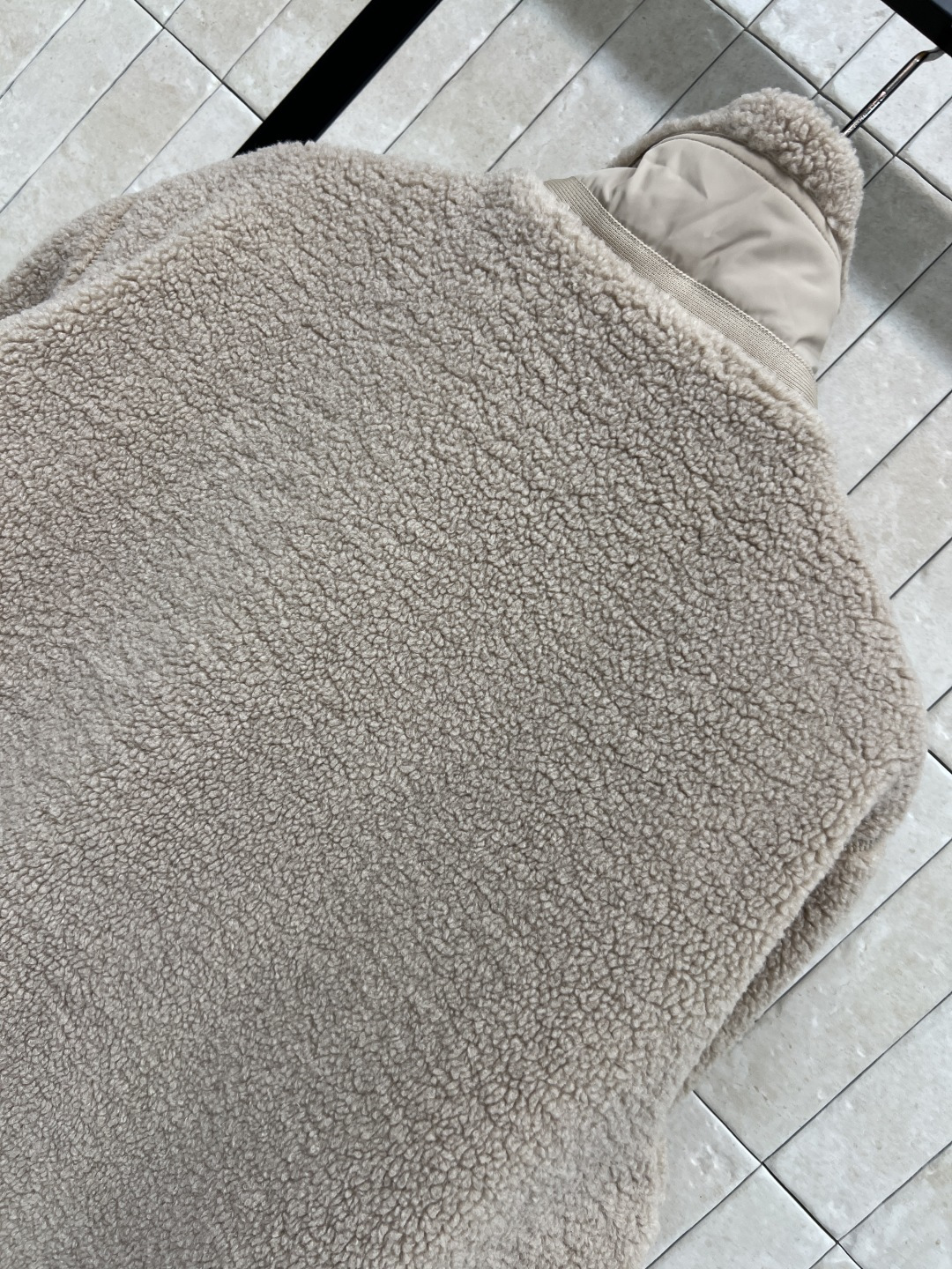 M家 25秋冬新款 羊羔毛立领外套 面料柔软 轻薄又舒适摸起来超级舒服 软乎乎上身超级可爱 宽松版型百搭