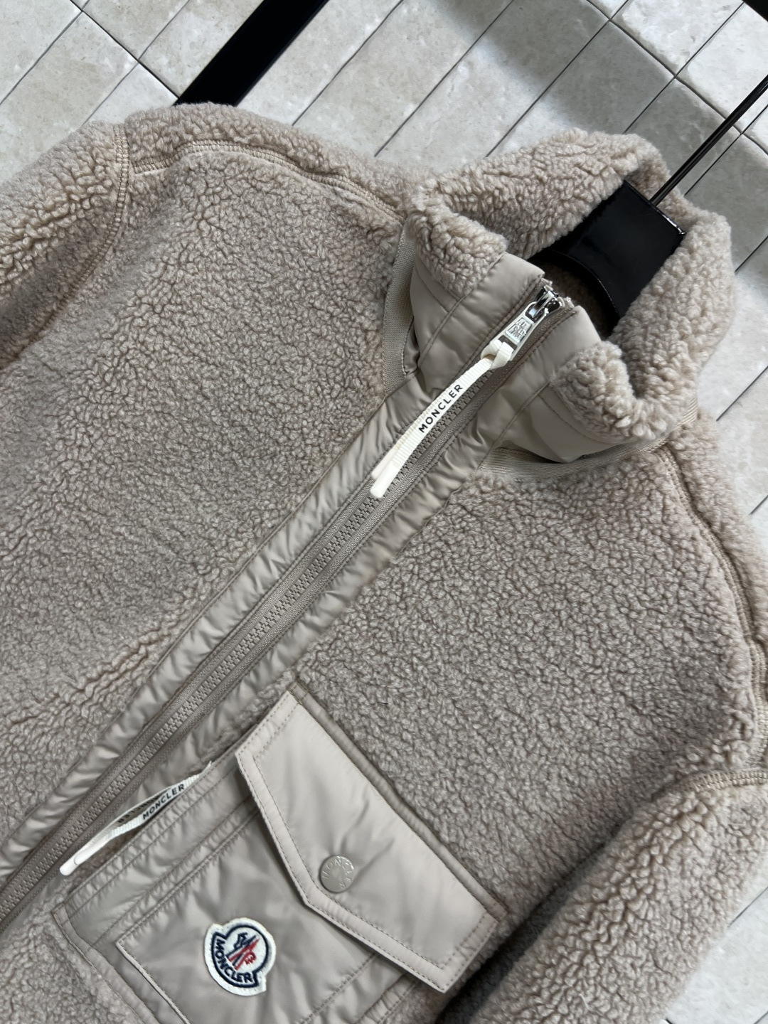 M家 25秋冬新款 羊羔毛立领外套 面料柔软 轻薄又舒适摸起来超级舒服 软乎乎上身超级可爱 宽松版型百搭