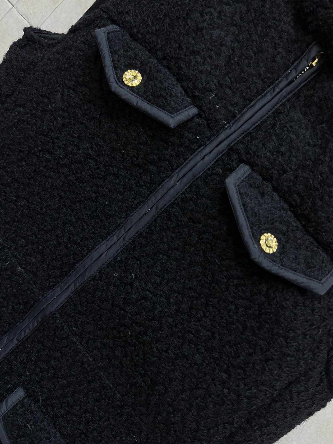 AIO 25秋冬新款 羊羔毛马甲 面料柔软 轻薄又舒适摸起来超级舒服 上身一点也不显臃肿 细节感满满软乎