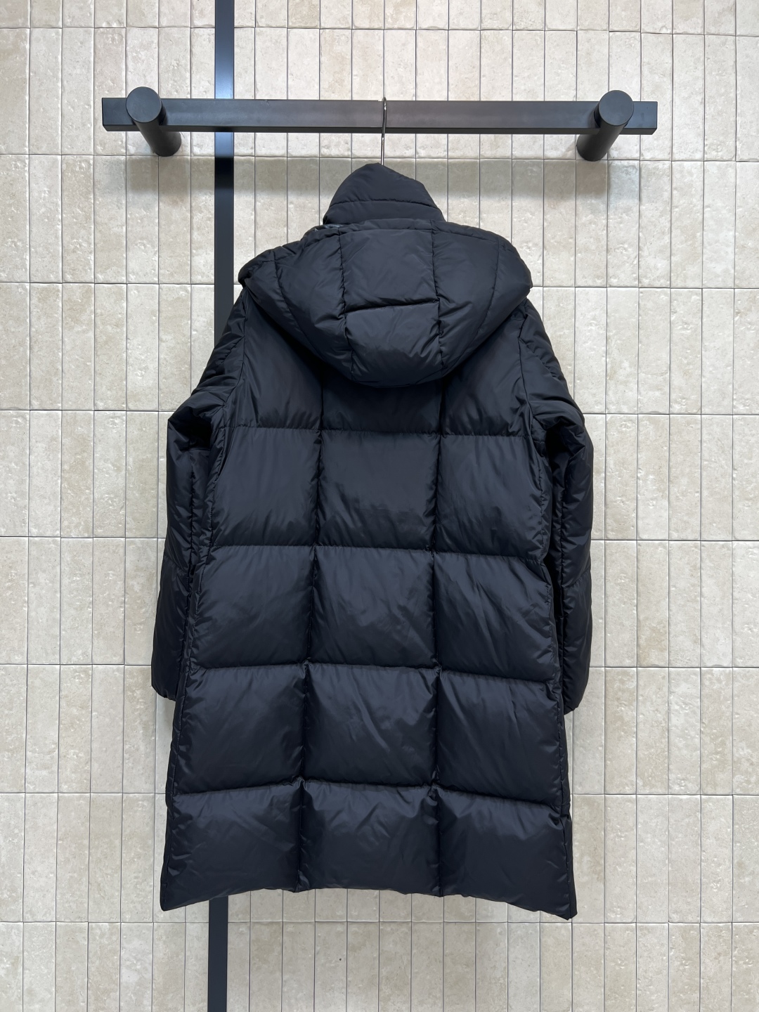 M家 25秋冬新款 连帽中长款羽绒服 经典袖身标志连帽羽绒服 可拆卸的帽子 小立领宽松版型 上身显瘦又百