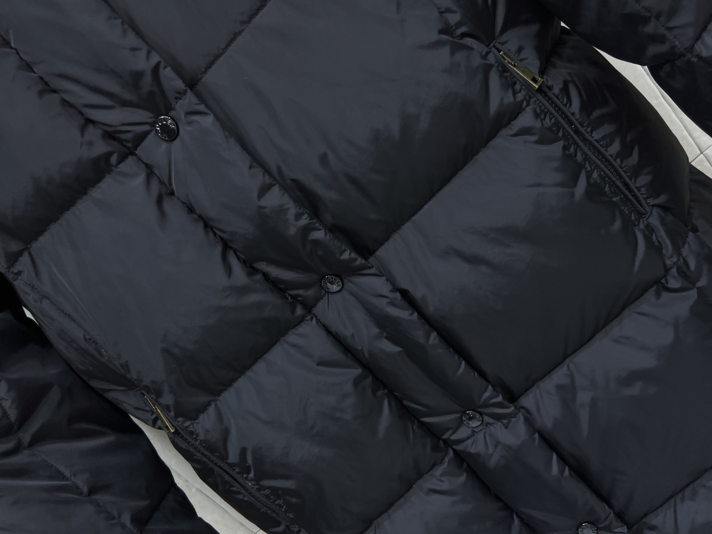 M家 25秋冬新款 连帽中长款羽绒服 经典袖身标志连帽羽绒服 可拆卸的帽子 小立领宽松版型 上身显瘦又百