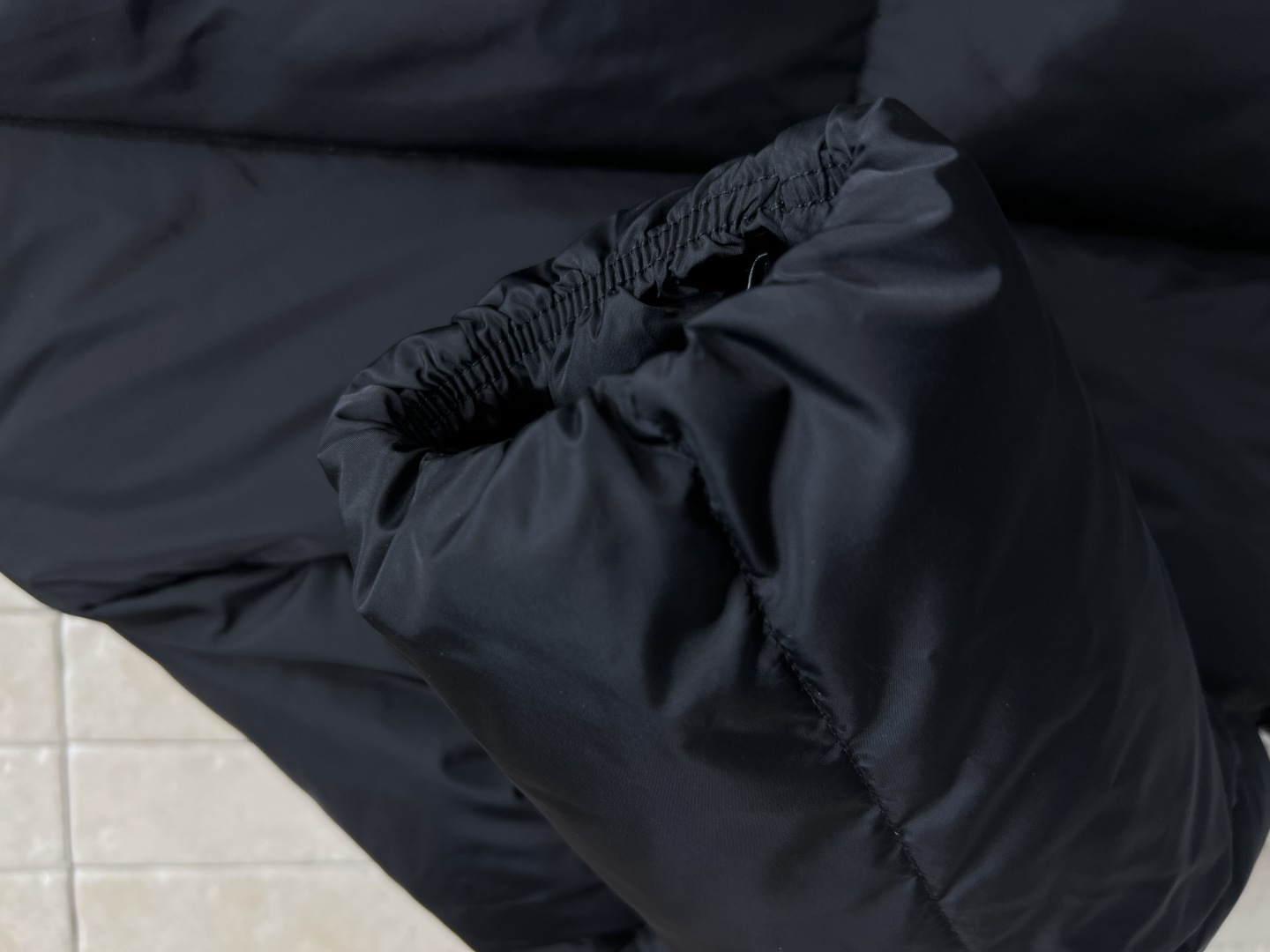 M家 25秋冬新款 连帽中长款羽绒服 经典袖身标志连帽羽绒服 可拆卸的帽子 小立领宽松版型 上身显瘦又百