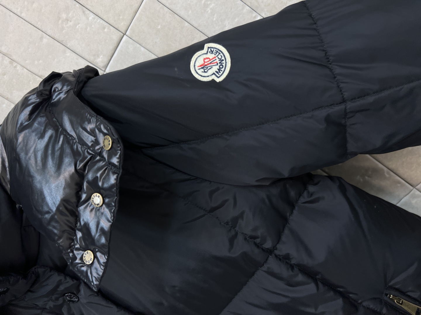 M家 25秋冬新款 连帽中长款羽绒服 经典袖身标志连帽羽绒服 可拆卸的帽子 小立领宽松版型 上身显瘦又百