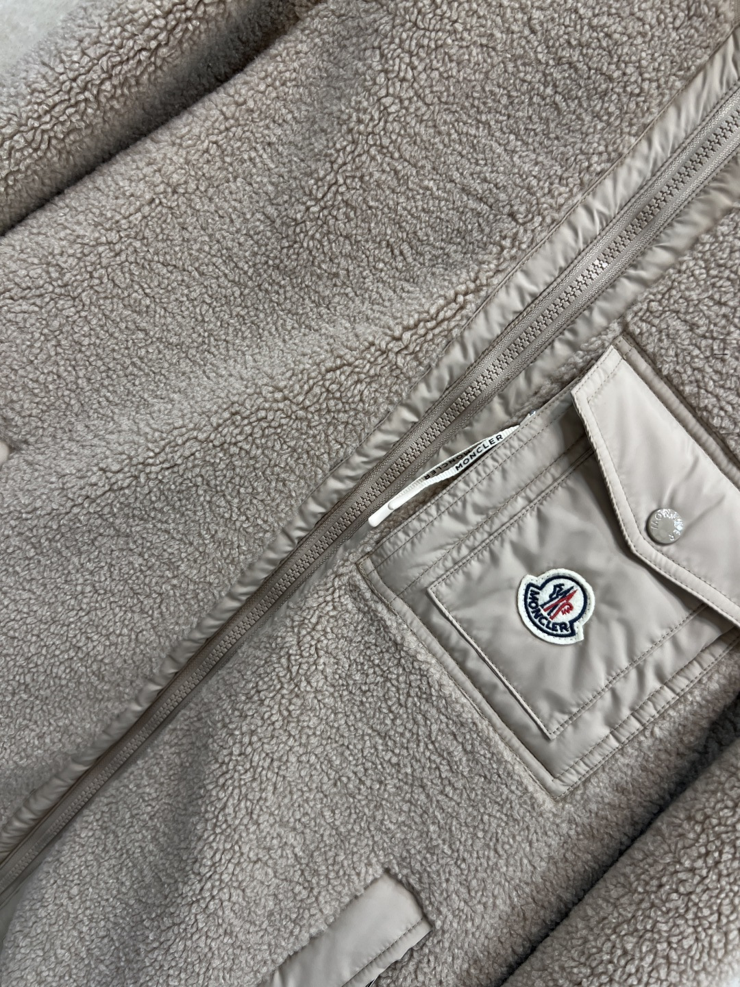 M家 25秋冬新款 羊羔毛立领外套 面料柔软 轻薄又舒适摸起来超级舒服 软乎乎上身超级可爱 宽松版型百搭