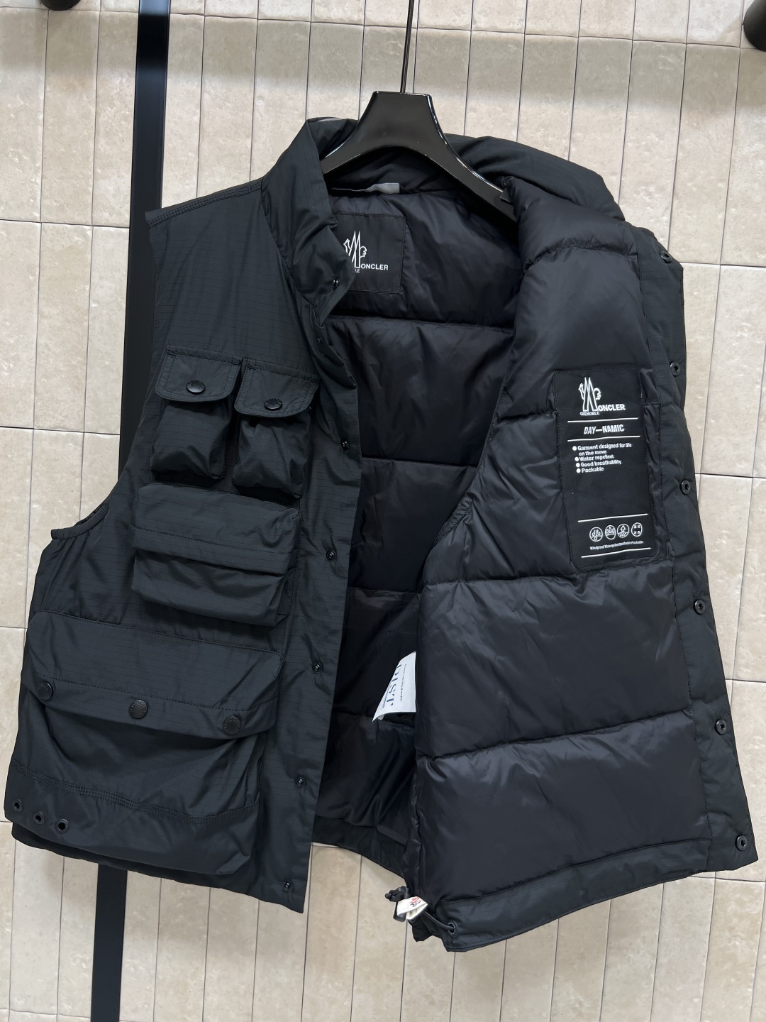 M家 25秋冬新款 立领工装风羽绒马甲 休闲摩登减龄感的显瘦立领无袖设计 版型宽松适中 剪裁利落流畅 包