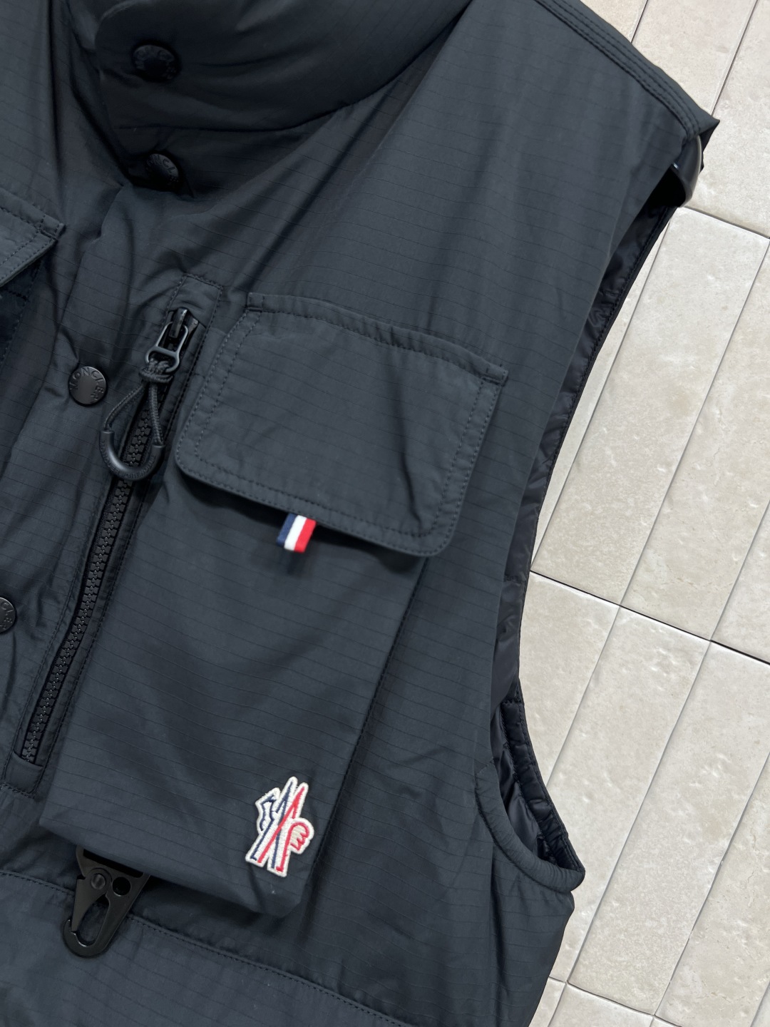 M家 25秋冬新款 立领工装风羽绒马甲 休闲摩登减龄感的显瘦立领无袖设计 版型宽松适中 剪裁利落流畅 包