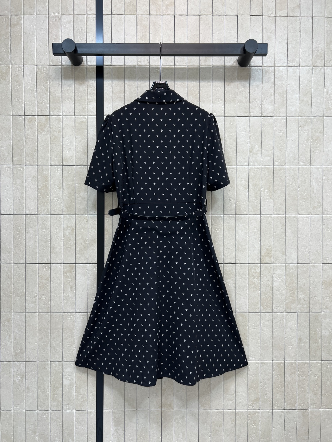 L家 25秋冬新款 刺绣logo碎花短袖连衣裙 V领设计修饰脖颈 本布腰带打造收腰轮廓 完美分割身材比列