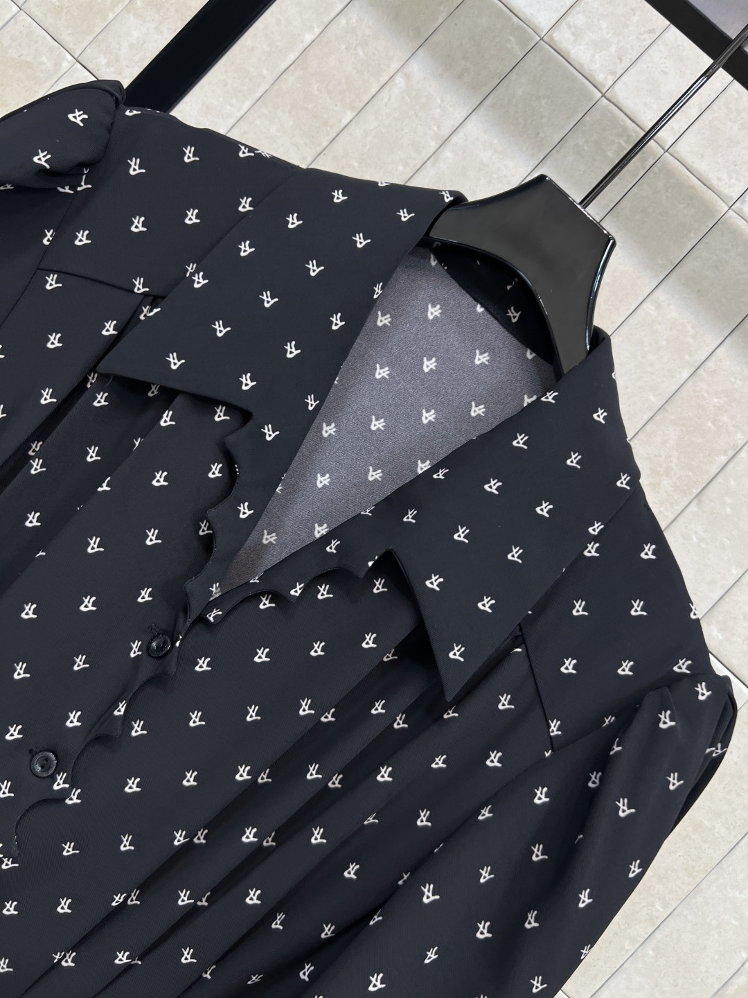 L家 25秋冬新款 刺绣logo碎花短袖连衣裙 V领设计修饰脖颈 本布腰带打造收腰轮廓 完美分割身材比列