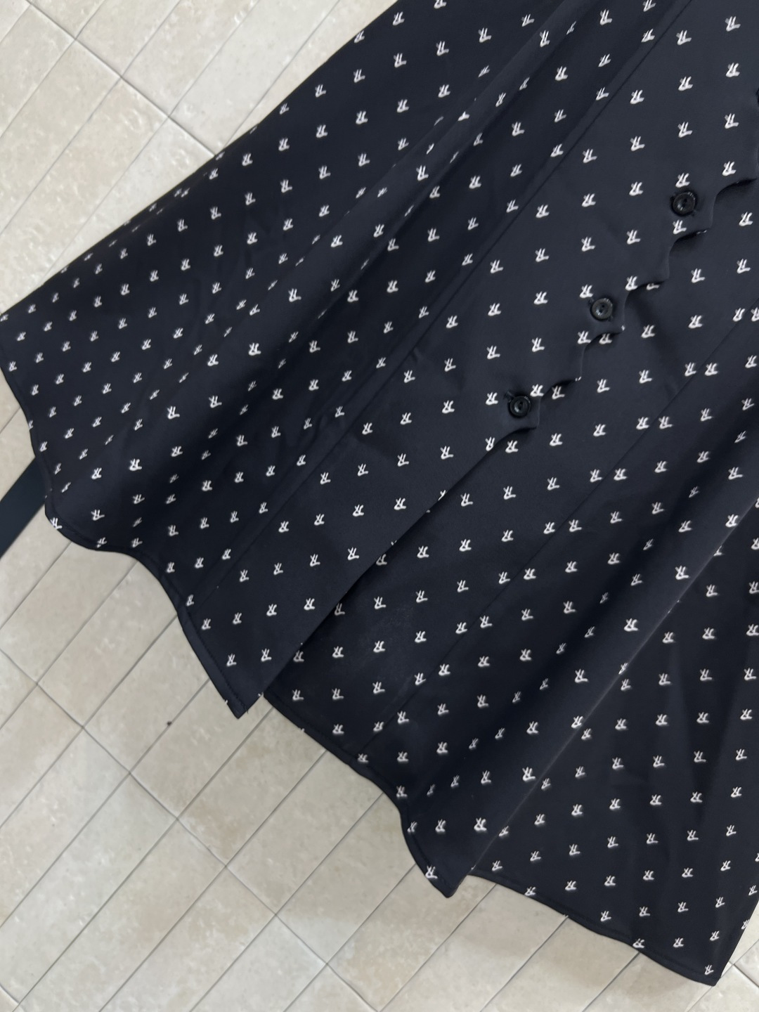 L家 25秋冬新款 刺绣logo碎花短袖连衣裙 V领设计修饰脖颈 本布腰带打造收腰轮廓 完美分割身材比列