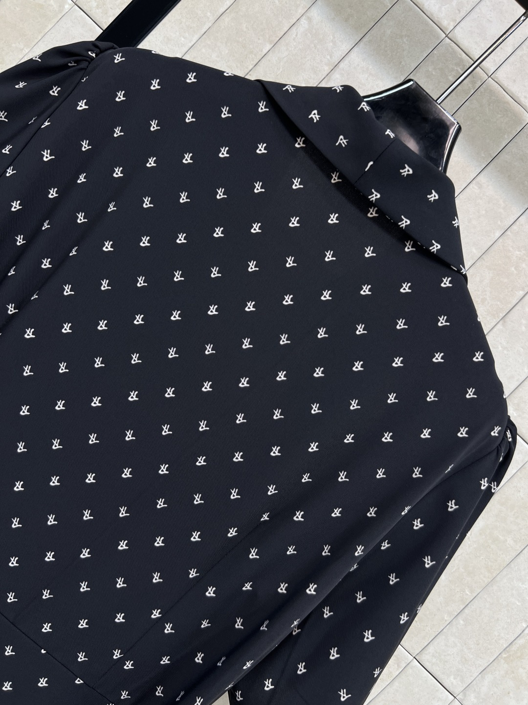 L家 25秋冬新款 刺绣logo碎花短袖连衣裙 V领设计修饰脖颈 本布腰带打造收腰轮廓 完美分割身材比列