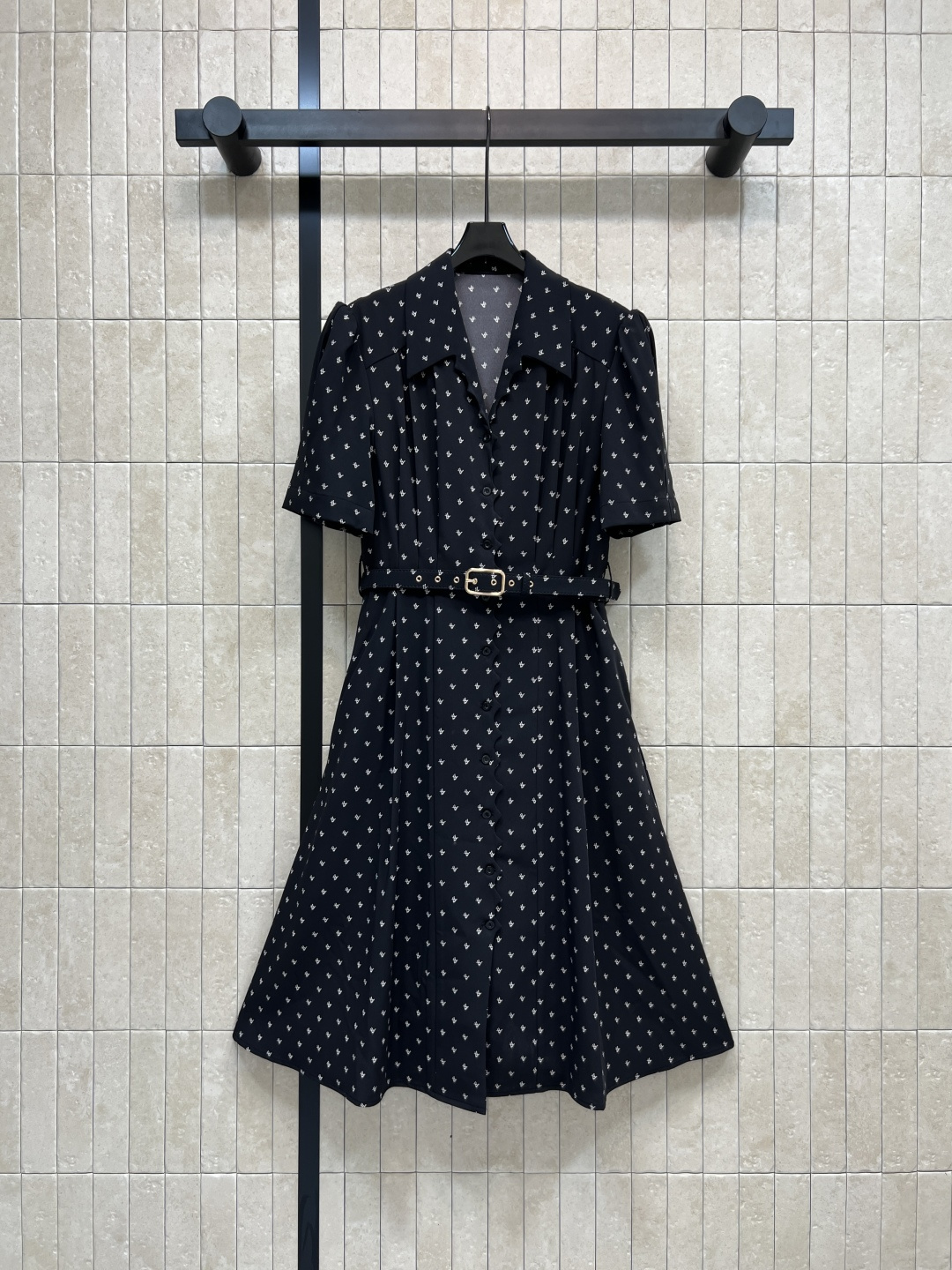 NO:549318,L's 25 new autumn and winter style floral short-sleeved dress with embroidered logo. The V-neck design modifies the neck. The cloth belt creates a waist silhouette. It perfectly divides the body proportions and the upper body shows long legs. The natural curvature of the skirt is elegant and sweet, showing a sweet fairy temperament. The whole body is decorated with small embroidered logos like stars. The upper body is sweet and fashionable, full of youthful and age-reducing atmosphere. It is good for dating or shopping. Four sizes in one color Size/S-M-L- XL,, louis  vuitton,skirts,T-shirt,alexander wang19860909L家 25秋冬新款 刺绣logo碎花短袖连衣裙 V领设计修饰脖颈 本布腰带打造收腰轮廓 完美分割身材比列 上身超显大长腿 裙摆的自然弧度飘逸又尽显甜美仙女气质 满身的刺绣小Logo点缀 像星星一样 上身甜美减龄又时髦 满满的青春减龄气息 约会或者逛街都很不错一色四码Size/S-M-L- XL,,louis vuitton,skirts,T-shirt,alexander wang,Women's clothing