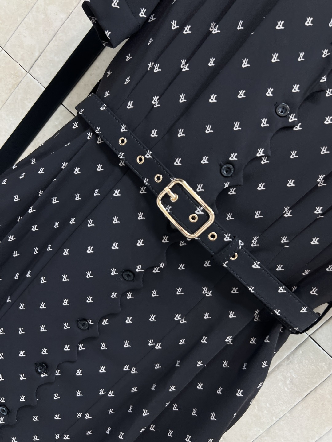 L家 25秋冬新款 刺绣logo碎花短袖连衣裙 V领设计修饰脖颈 本布腰带打造收腰轮廓 完美分割身材比列