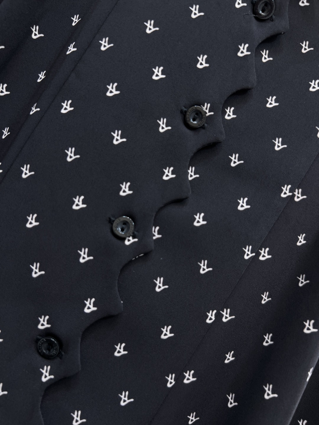 L家 25秋冬新款 刺绣logo碎花短袖连衣裙 V领设计修饰脖颈 本布腰带打造收腰轮廓 完美分割身材比列