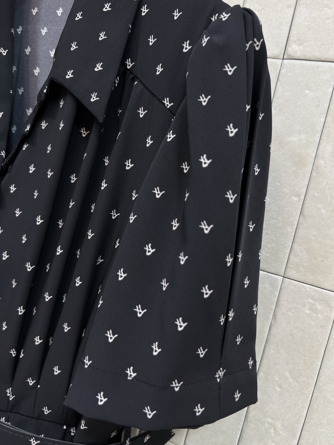 L家 25秋冬新款 刺绣logo碎花短袖连衣裙 V领设计修饰脖颈 本布腰带打造收腰轮廓 完美分割身材比列