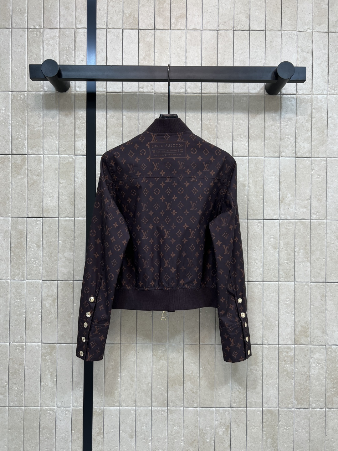 L家 25秋冬新款 老花印花棒球服夹克外套 两个颜色都很好看 罗纹领拼接 棒球服夹克版型 上身帅气又时髦