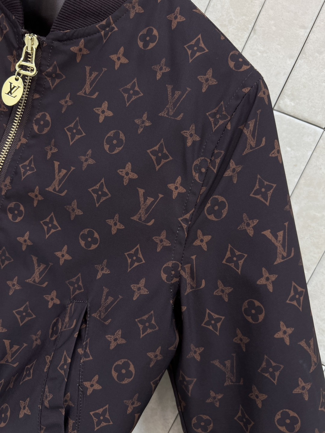 L家 25秋冬新款 老花印花棒球服夹克外套 两个颜色都很好看 罗纹领拼接 棒球服夹克版型 上身帅气又时髦