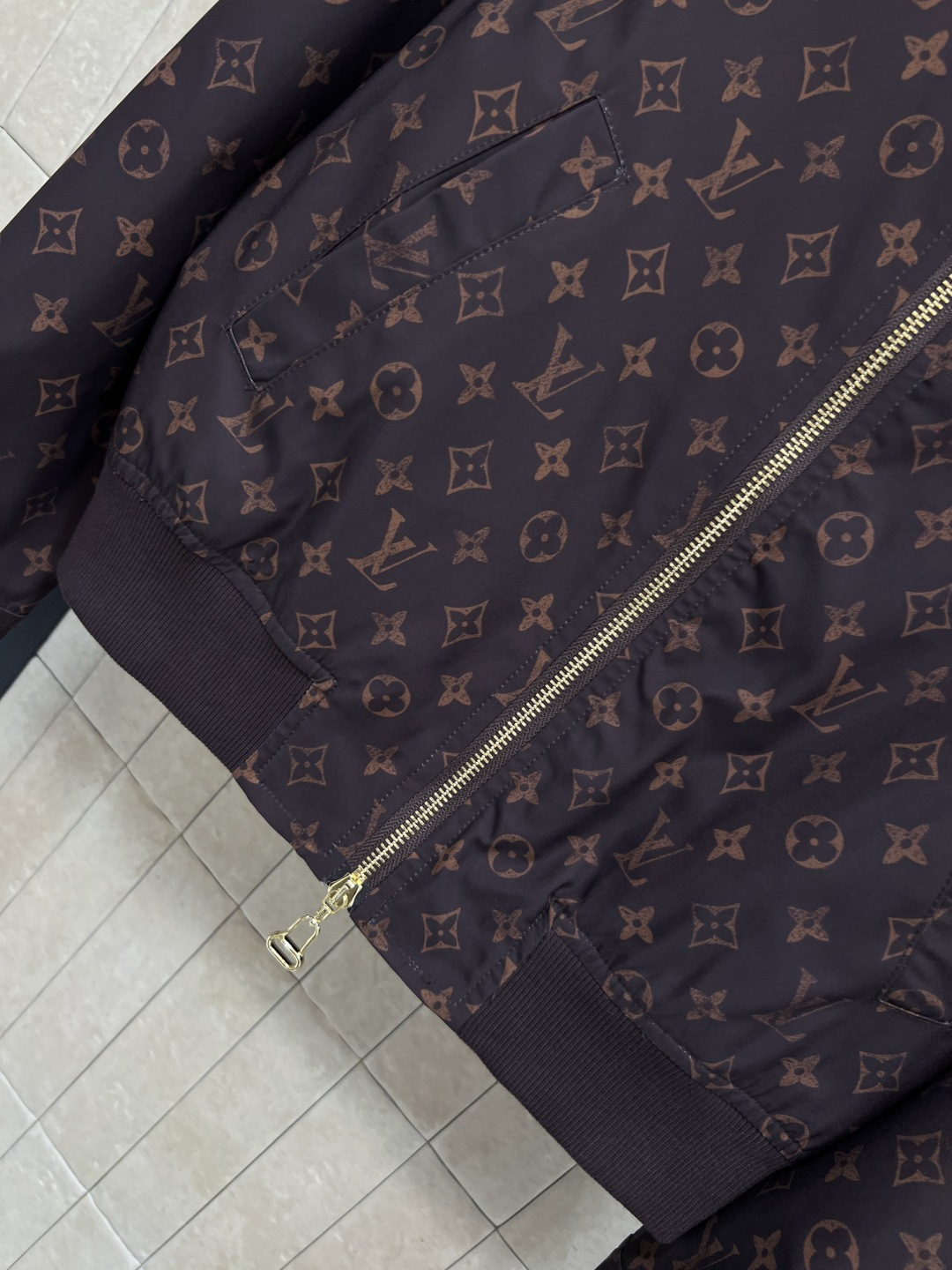 L家 25秋冬新款 老花印花棒球服夹克外套 两个颜色都很好看 罗纹领拼接 棒球服夹克版型 上身帅气又时髦