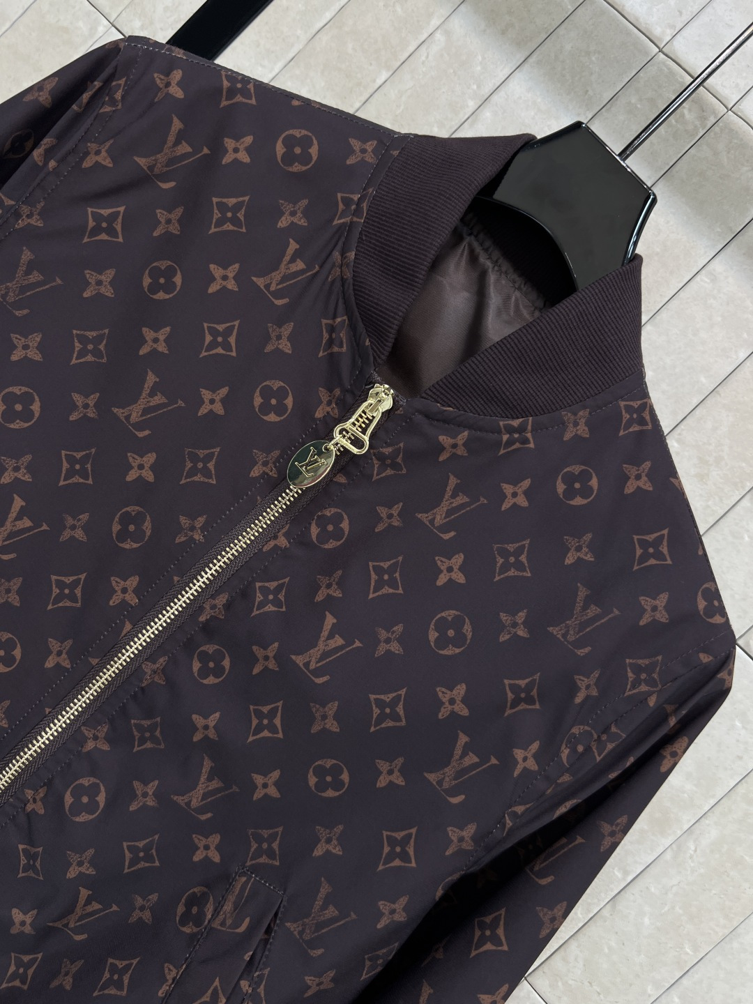 L家 25秋冬新款 老花印花棒球服夹克外套 两个颜色都很好看 罗纹领拼接 棒球服夹克版型 上身帅气又时髦