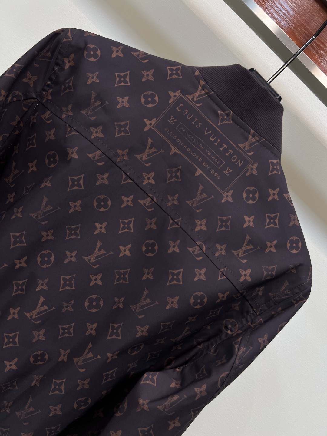 L家 25秋冬新款 老花印花棒球服夹克外套 两个颜色都很好看 罗纹领拼接 棒球服夹克版型 上身帅气又时髦